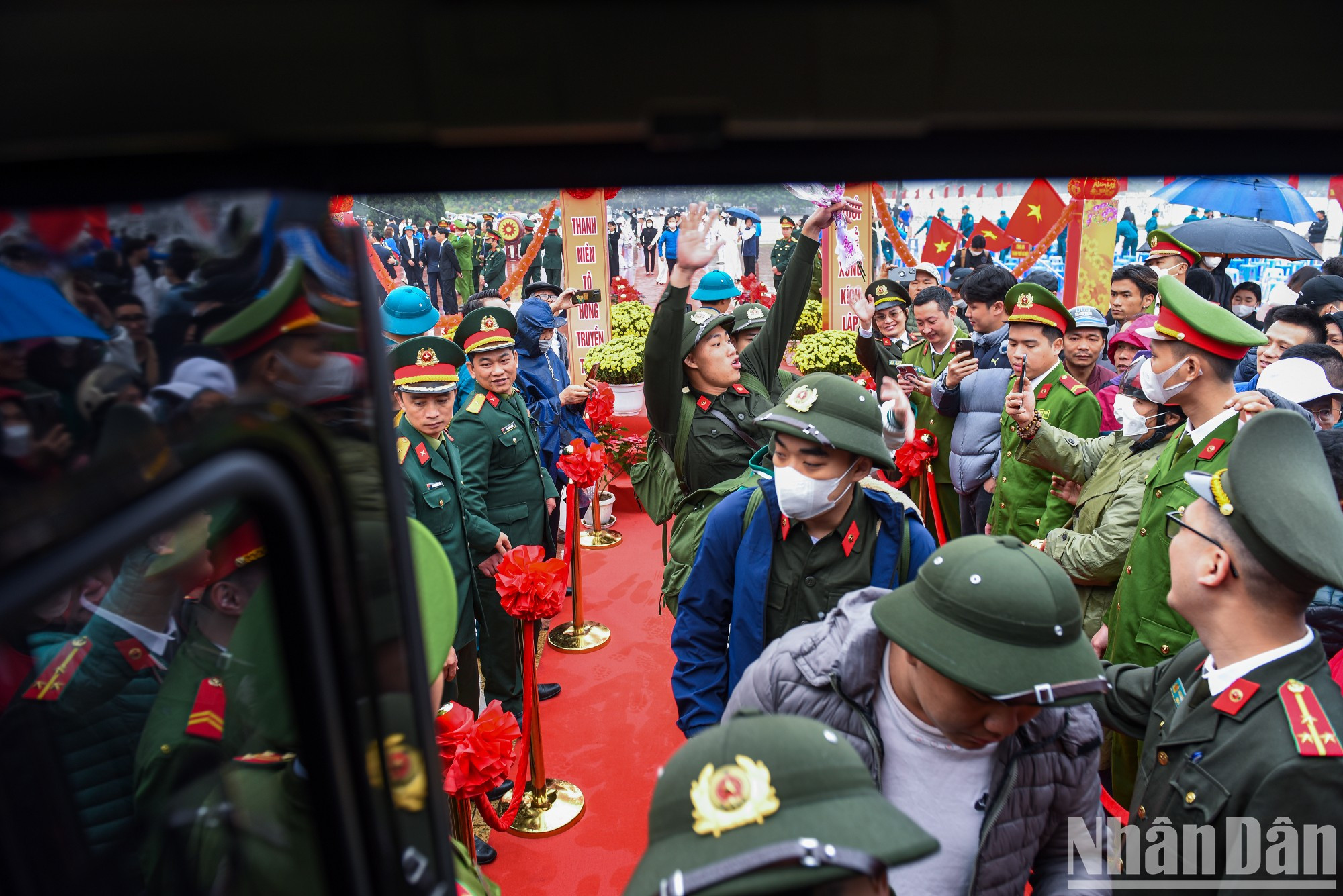 La estancia en el ejército ayudará a los jóvenes a forjar la voluntad y a ser más maduros. La estancia en el ejército ayudará a los jóvenes a forjar la voluntad y a ser más maduros.