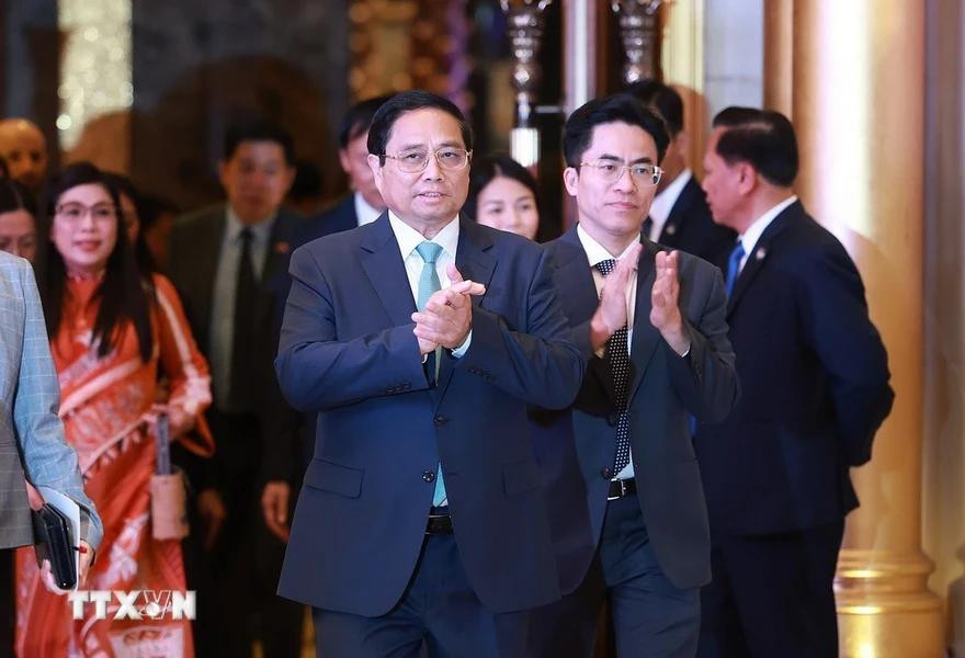 El primer ministro de Vietnam, Pham Minh Chinh, se reúne con el personal de la Embajada y representantes de la comunidad vietnamita en los EAU. El primer ministro de Vietnam, Pham Minh Chinh, se reúne con el personal de la Embajada y representantes de la comunidad vietnamita en los EAU.