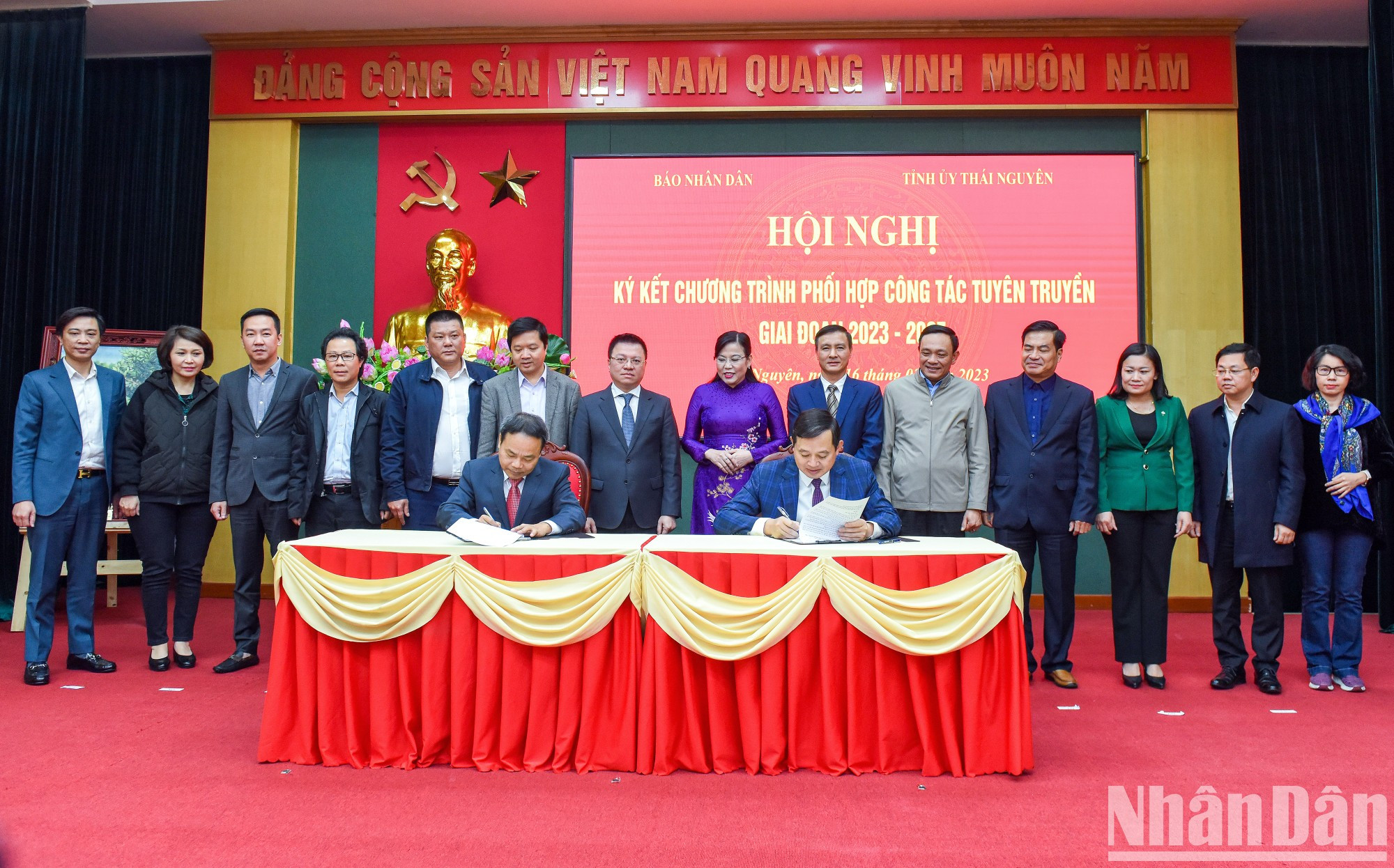 Las partes firman el programa de cooperación.