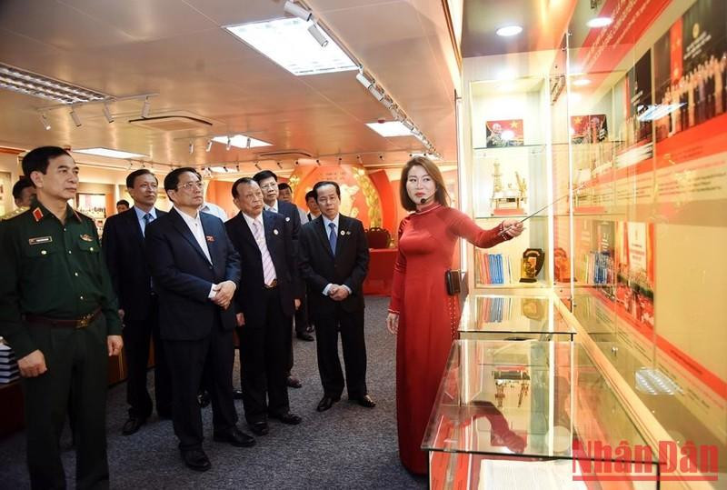 El jefe de Gabinete visita la Sala Tradicional de la AVV.