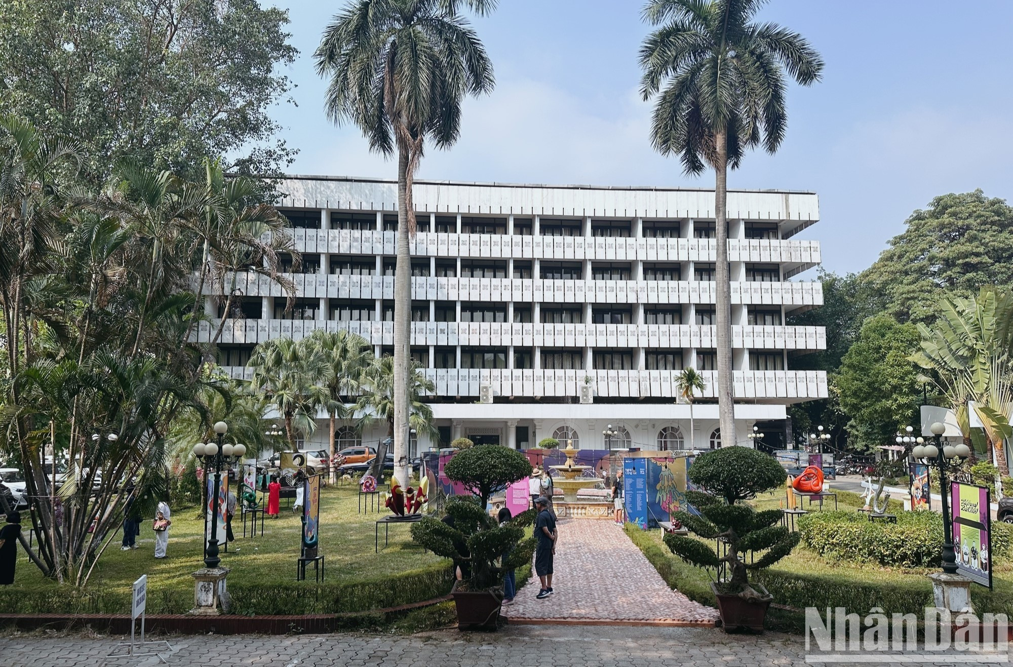 Los turistas también tienen la oportunidad de visitar una exposición sobre la cultura tradicional vietnamita en el exterior del campus del palacio. Los turistas también tienen la oportunidad de visitar una exposición sobre la cultura tradicional vietnamita en el exterior del campus del palacio.