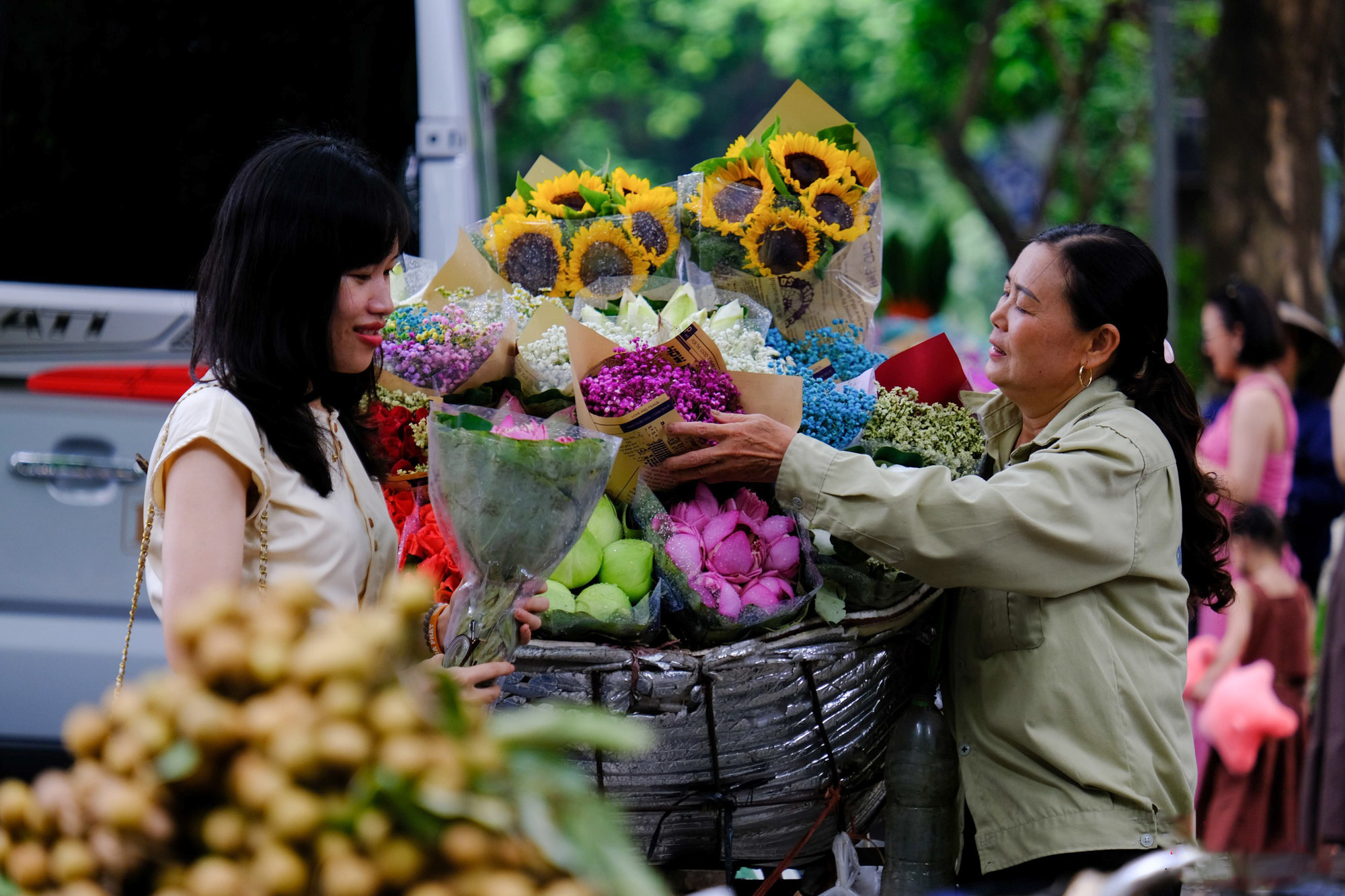 Las bicicletas pequeñas y sencillas transportan ramos de flores por las calles capitalinas. Las bicicletas pequeñas y sencillas transportan ramos de flores por las calles capitalinas.