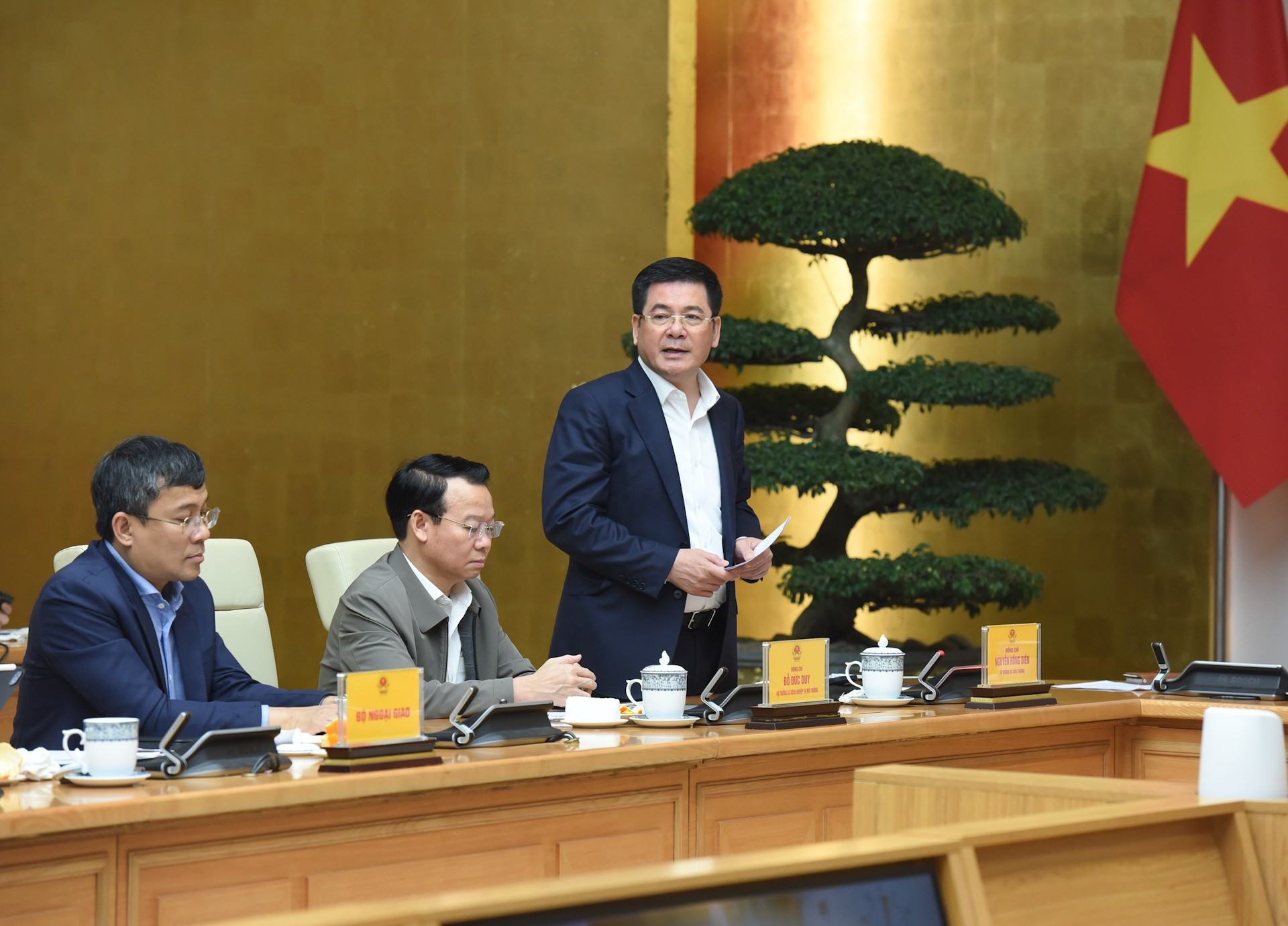 El ministro de Industria y Comercio, Nguyen Hong Dien, habla en el evento. El ministro de Industria y Comercio, Nguyen Hong Dien, habla en el evento.