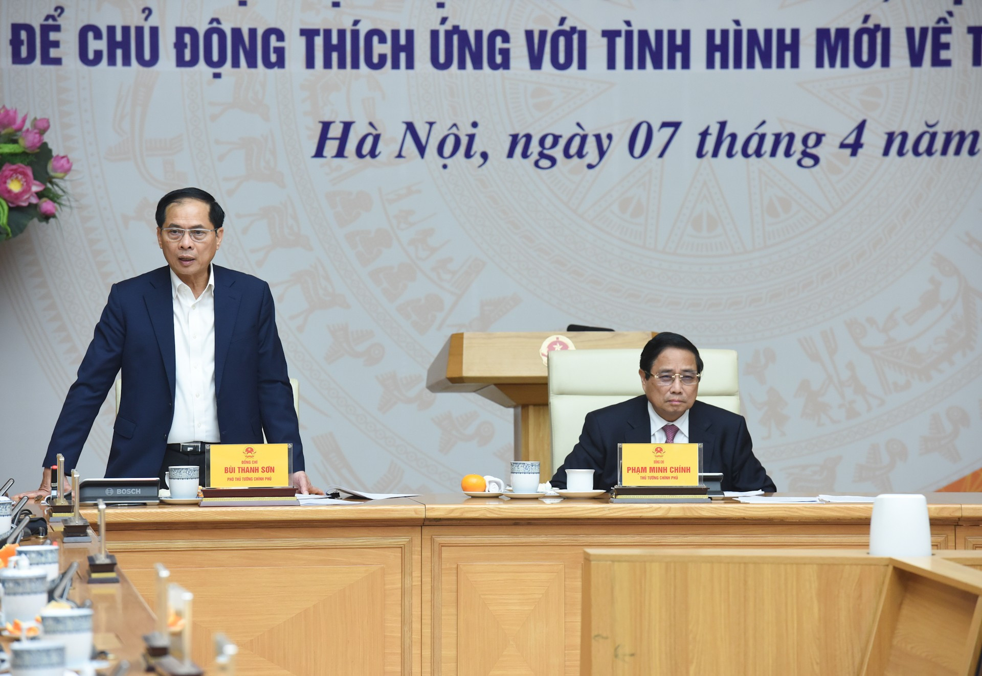El viceprimer ministro y canciller, Bui Thanh Son, habla en la reunión. El viceprimer ministro y canciller, Bui Thanh Son, habla en la reunión.