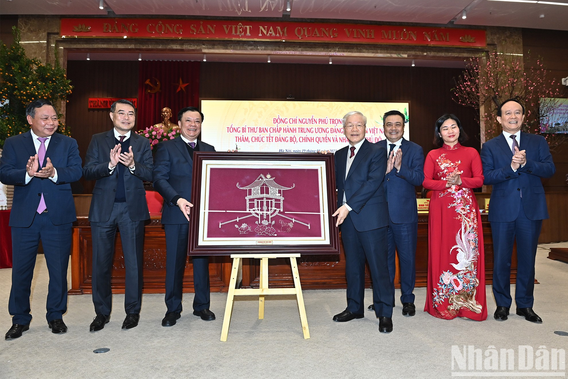 Dirigentes de Hanói obsequian una pintura al secretario general Nguyen Phu Trong. Dirigentes de Hanói obsequian una pintura al secretario general Nguyen Phu Trong.