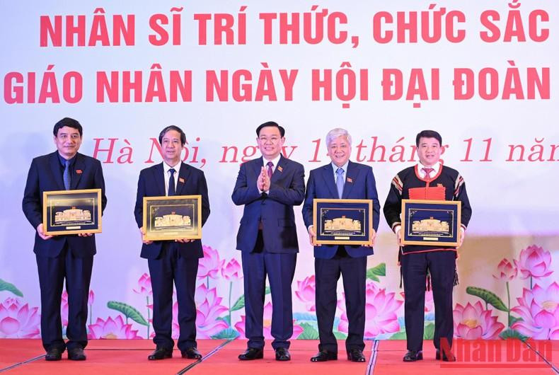 El máximo dirigente legislativo entrega regalos a los delegados. El máximo dirigente legislativo entrega regalos a los delegados.