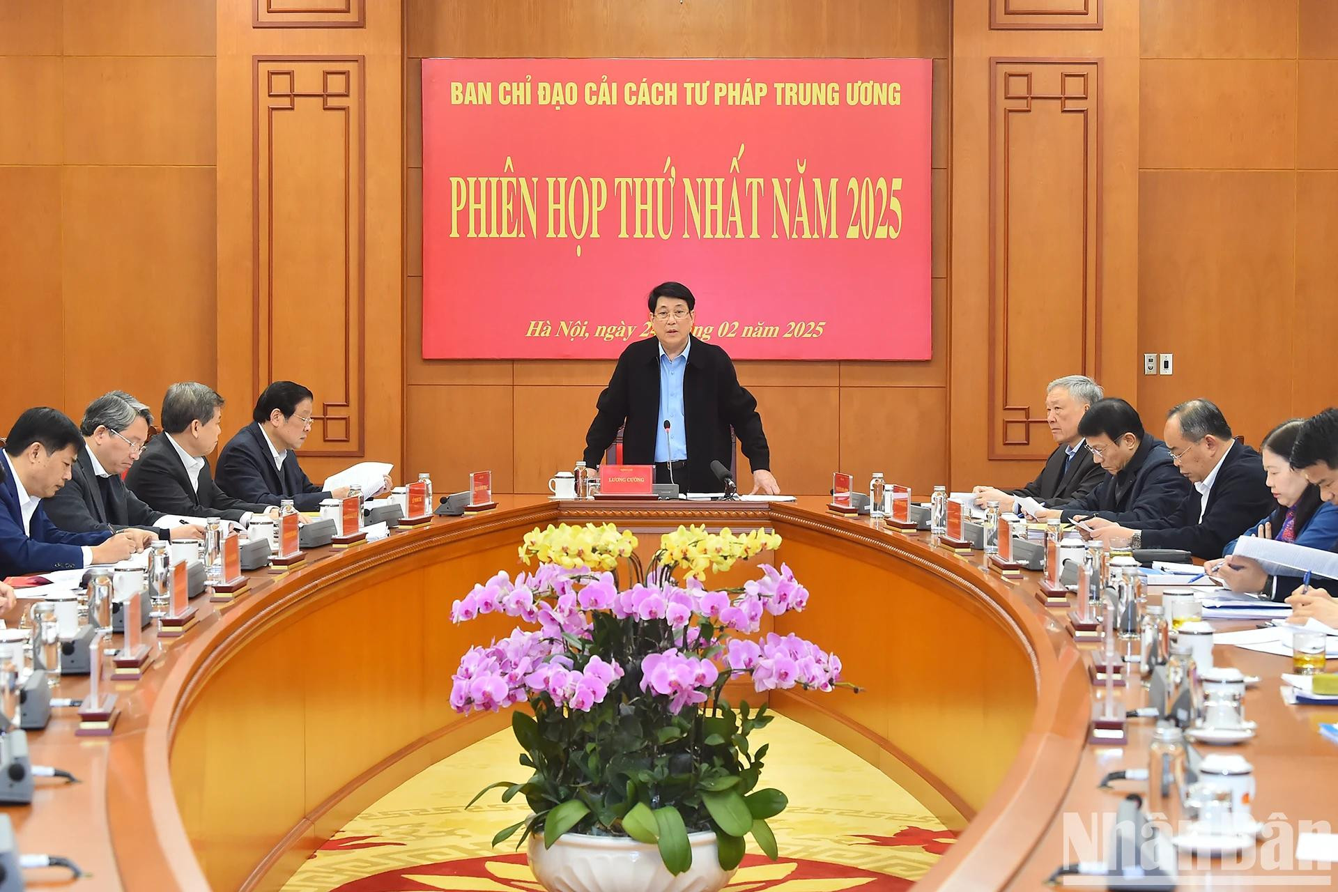 Luong Cuong preside la reunión. Luong Cuong preside la reunión.