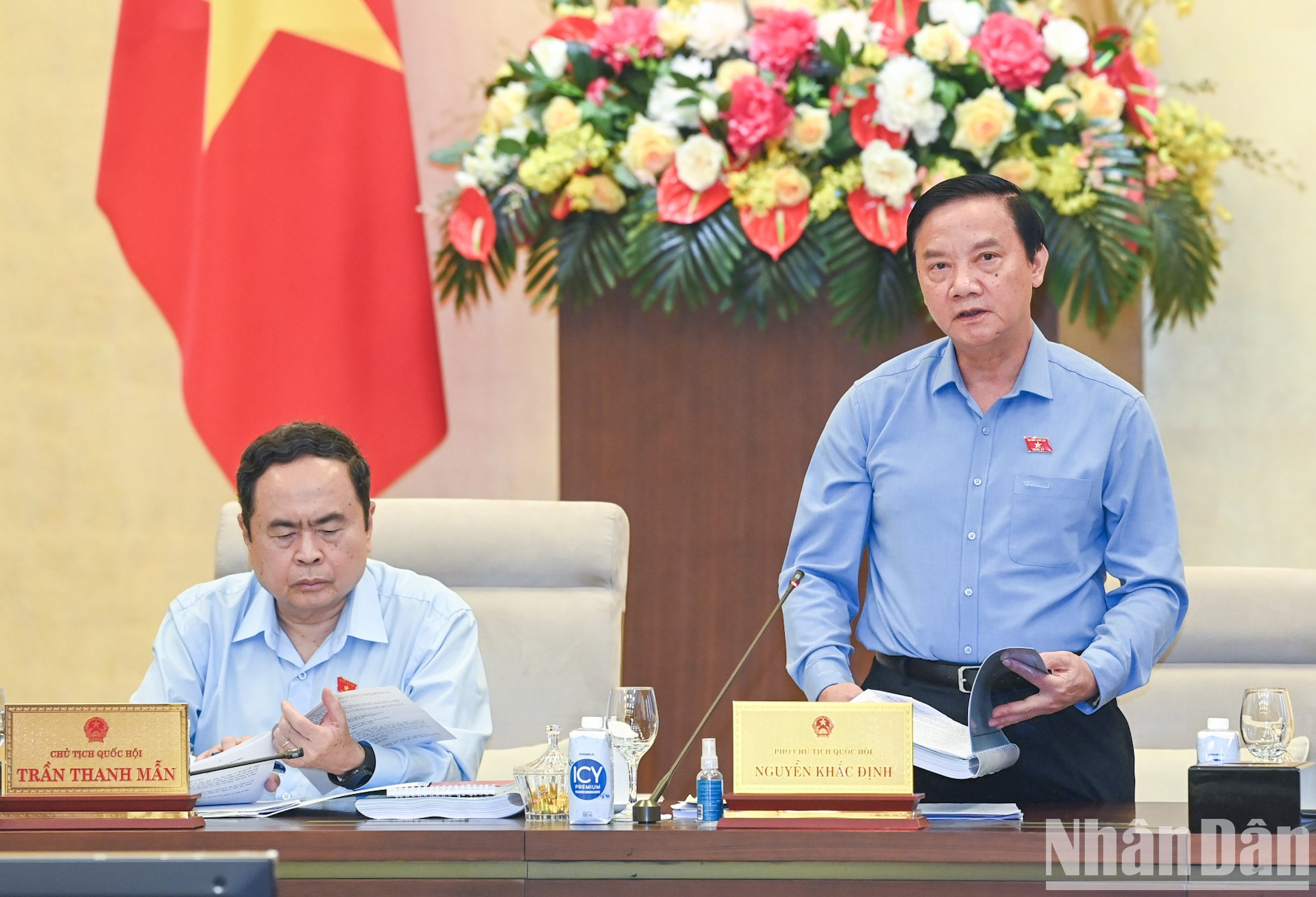 El vicepresidente de la Asamblea Nacional Nguyen Khac Dinh expresa sus opiniones. El vicepresidente de la Asamblea Nacional Nguyen Khac Dinh expresa sus opiniones.