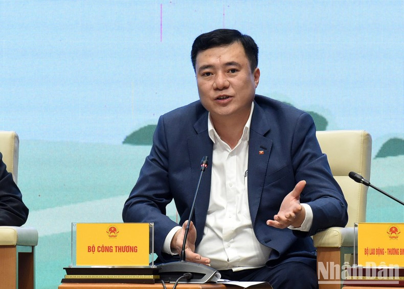 Habla Nguyen Sinh Nhat Tan, viceministro de Industria y Comercio. Habla Nguyen Sinh Nhat Tan, viceministro de Industria y Comercio.