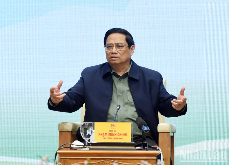 Minh Chinh dialoga con los agricultores. Minh Chinh dialoga con los agricultores.