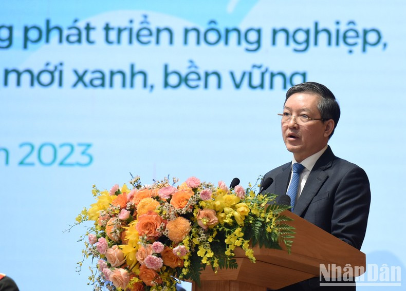 El presidente de la Unión de Agricultores de Vietnam, Luong Quoc Doan, interviene en el diálogo. El presidente de la Unión de Agricultores de Vietnam, Luong Quoc Doan, interviene en el diálogo.
