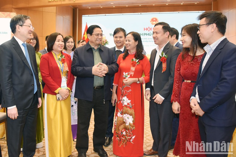 Minh Chinh conversa con los delegados. Minh Chinh conversa con los delegados.