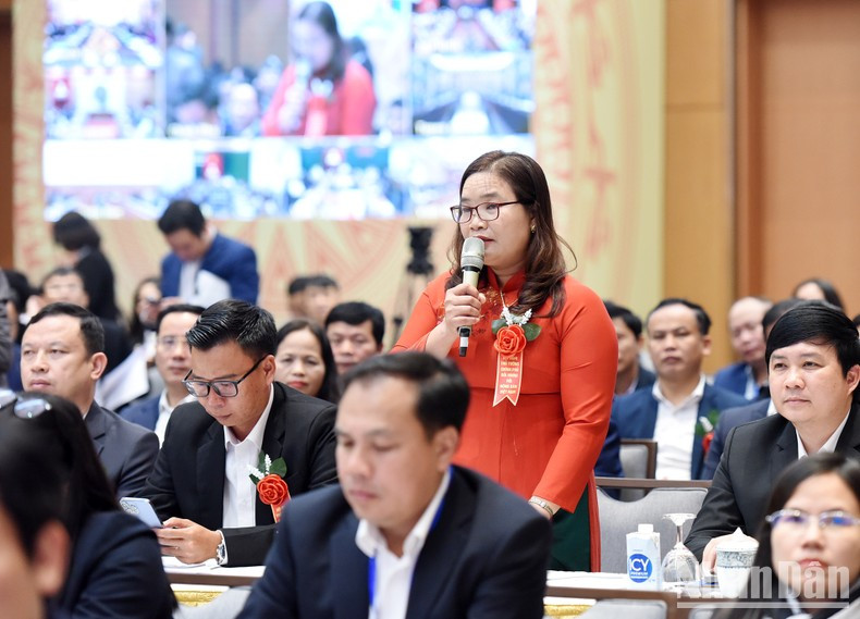 Interviene en la evento la granjera Tran Thi Lanh, de la provincia de Thai Binh. Interviene en la evento la granjera Tran Thi Lanh, de la provincia de Thai Binh.