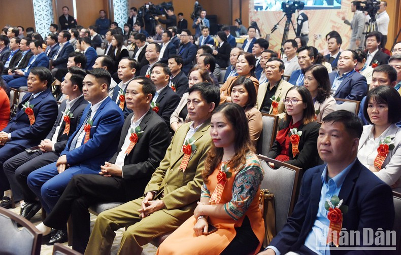 La conferencia cuenta con la participación de más de 70 agricultores destacados que representan a 10,2 millones de hogares miembros de asociaciones de agricultores en todo el país. La conferencia cuenta con la participación de más de 70 agricultores destacados que representan a 10,2 millones de hogares miembros de asociaciones de agricultores en todo el país.