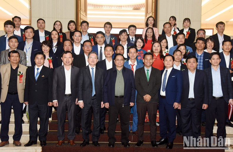 Minh Chinh y los delegados. Minh Chinh y los delegados.