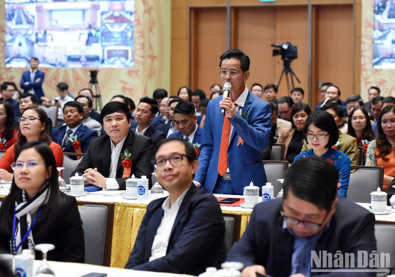 Interviene el agricultor Nguyen Van Huu, director de la Cooperativa Agrícola y Comercial Thanh Hai, en el distrito de Luc Ngan, provincia de Bac Giang. Interviene el agricultor Nguyen Van Huu, director de la Cooperativa Agrícola y Comercial Thanh Hai, en el distrito de Luc Ngan, provincia de Bac Giang.