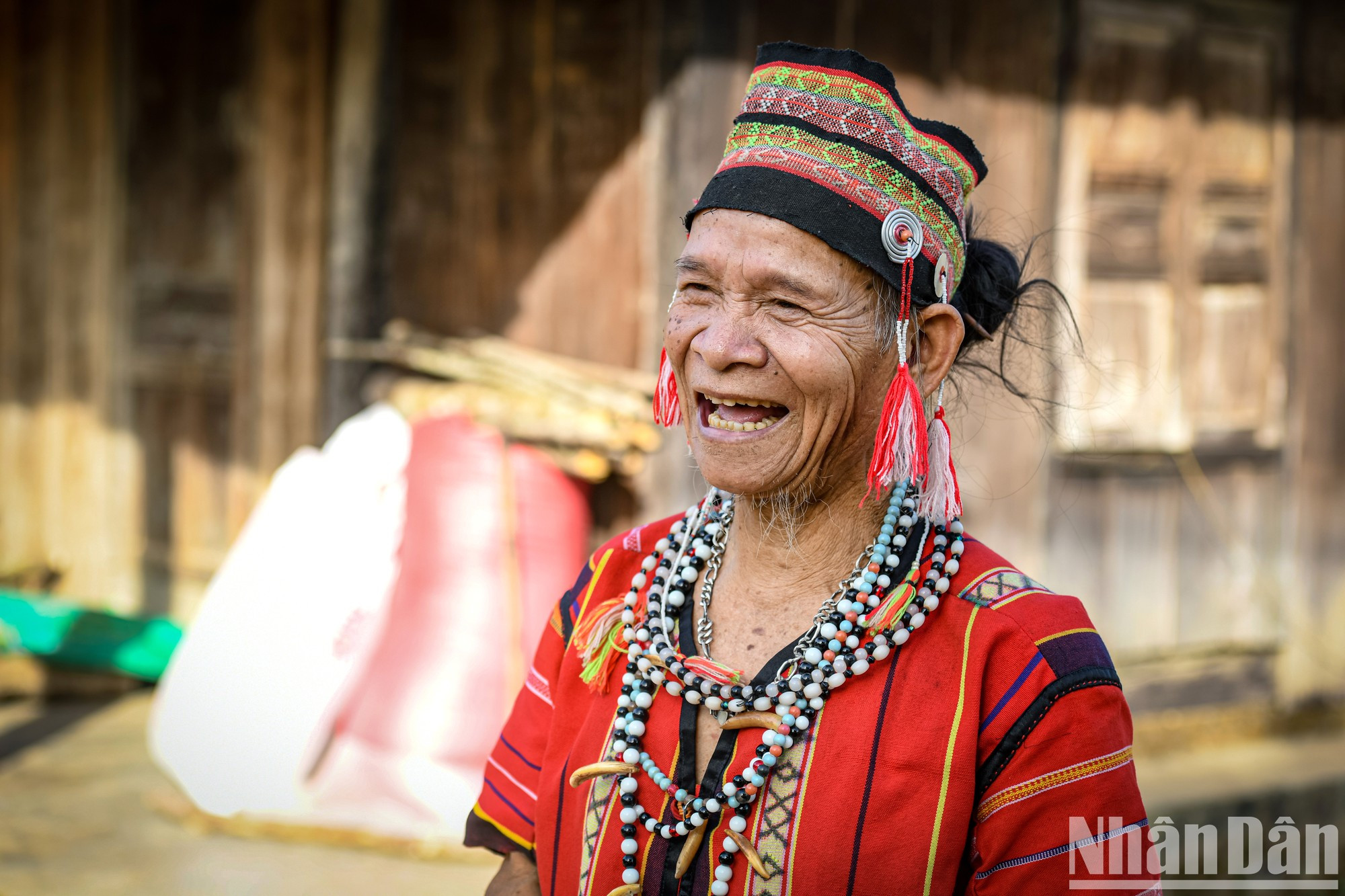 La sonrisa de un anciano de la etnia Gie Trieng. La sonrisa de un anciano de la etnia Gie Trieng.