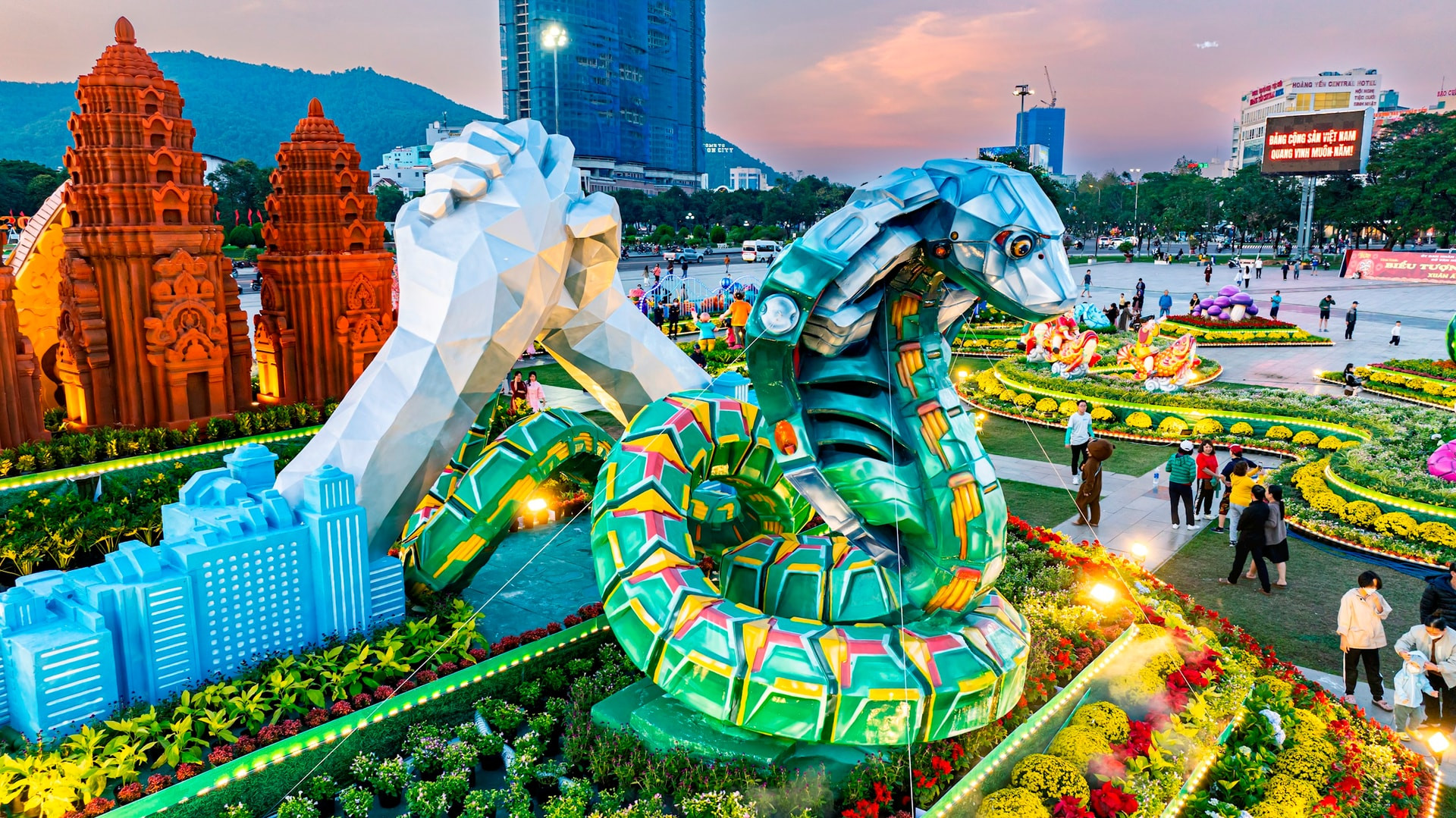 La imagen de dos manos apretadas simboliza la unidad y la determinación.