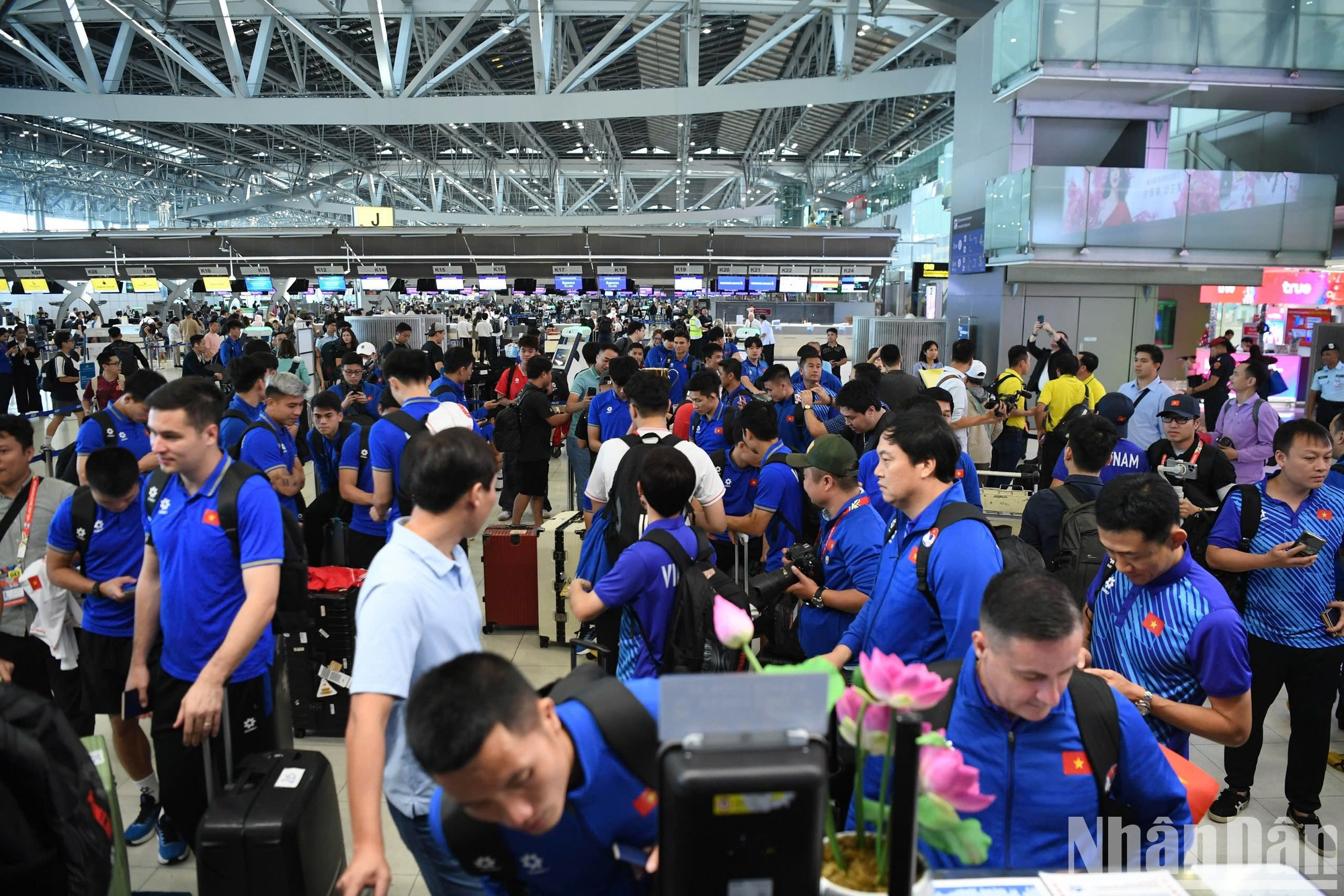 El equipo vietnamita realiza la facturación en el aeropuerto de Suvarnabhumi. El equipo vietnamita realiza la facturación en el aeropuerto de Suvarnabhumi.