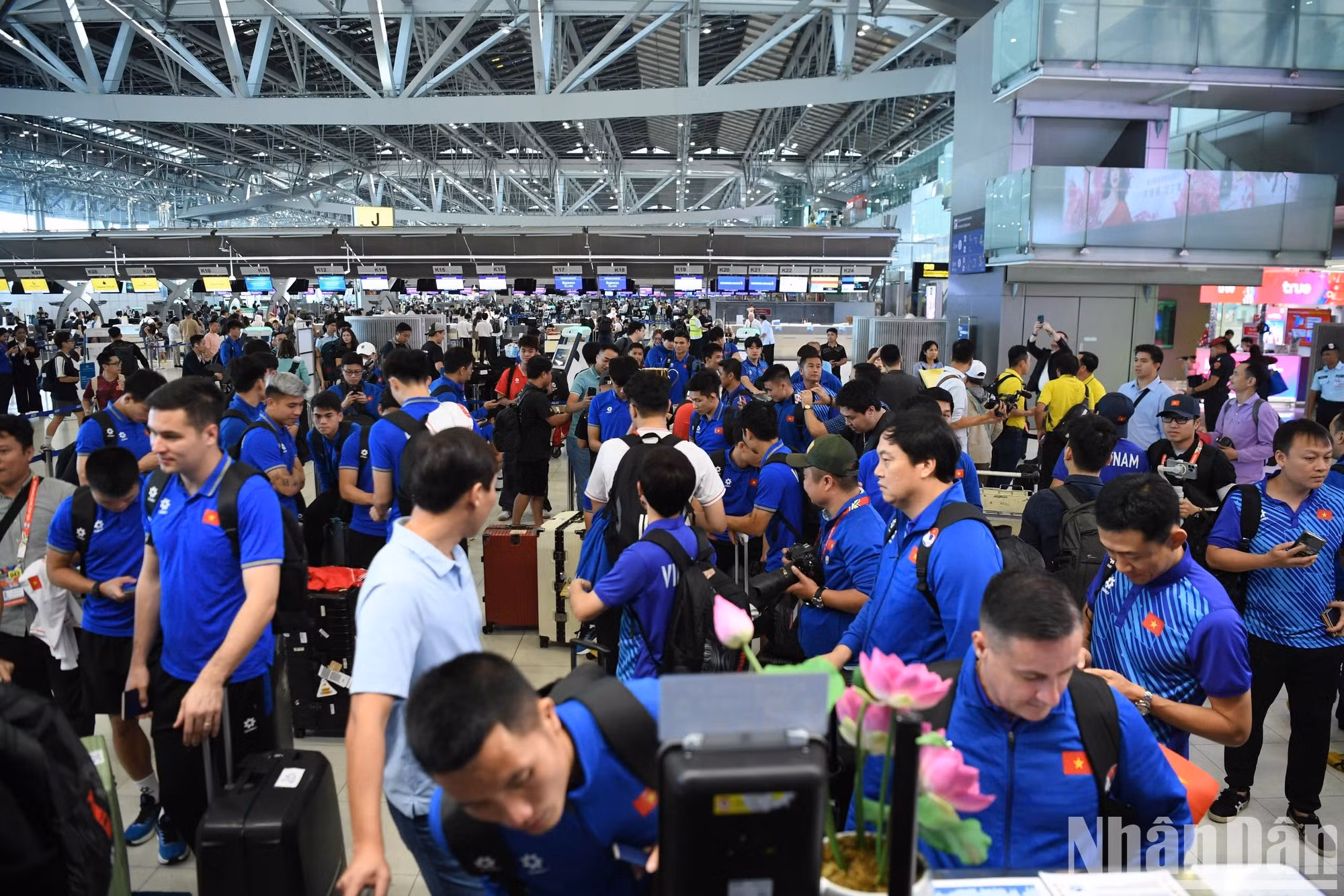 El equipo vietnamita realiza la facturación en el aeropuerto de Suvarnabhumi.