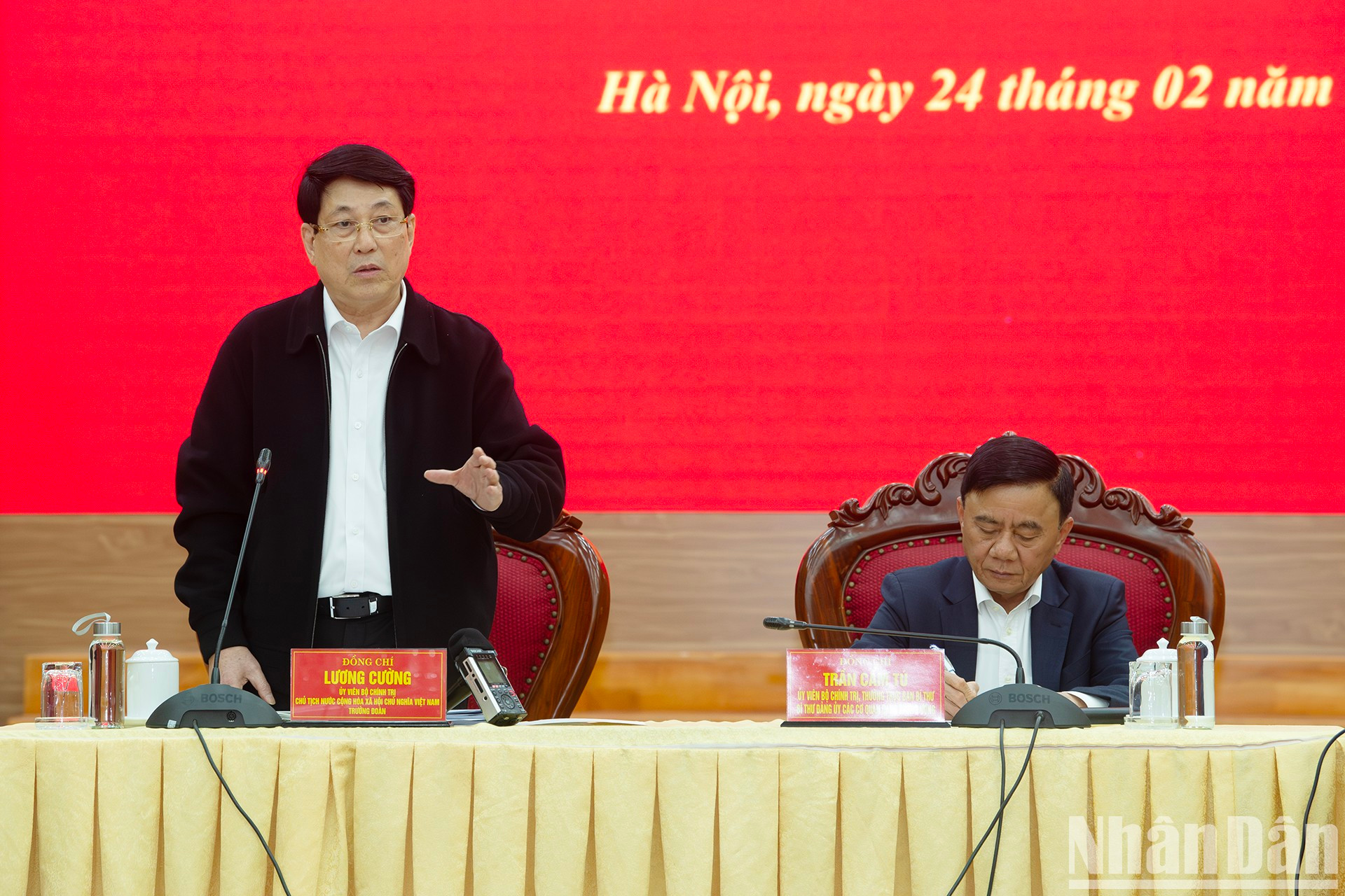 Luong Cuong habla en la cita.