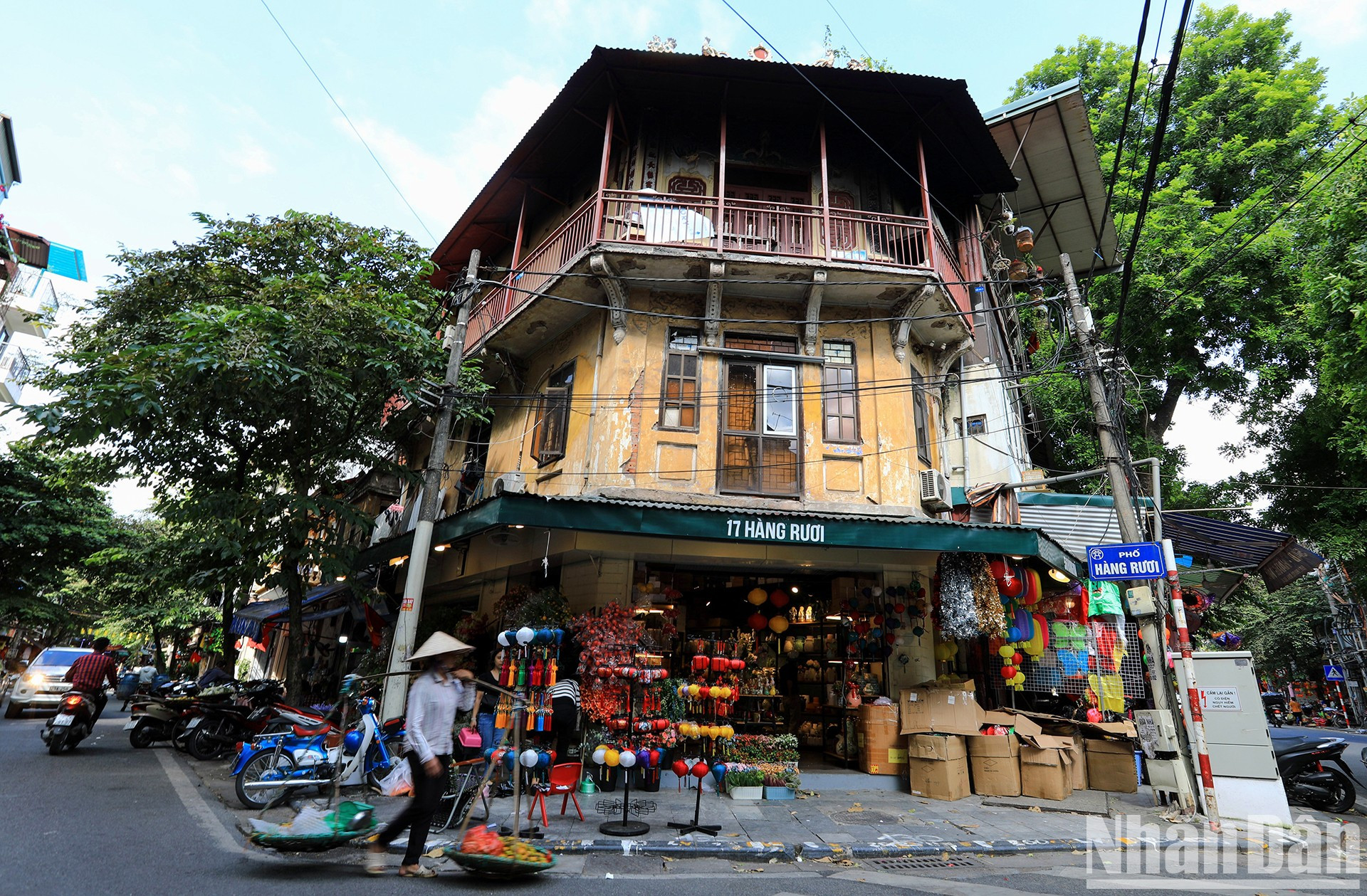 El Casco Antiguo, con una superficie de unas 76 hectáreas, está dividido en 72 calles y 10 circunscripciones. Es uno de los lugares turísticos más populares de Hanói y combina elementos tradicionales y románticos con el diseño contemporáneo francés. El Casco Antiguo, con una superficie de unas 76 hectáreas, está dividido en 72 calles y 10 circunscripciones. Es uno de los lugares turísticos más populares de Hanói y combina elementos tradicionales y románticos con el diseño contemporáneo francés.