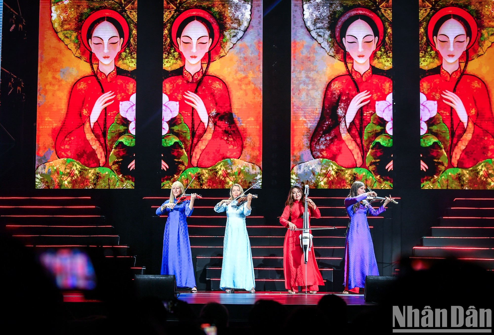 BOND abre la noche con la obra Elysium.