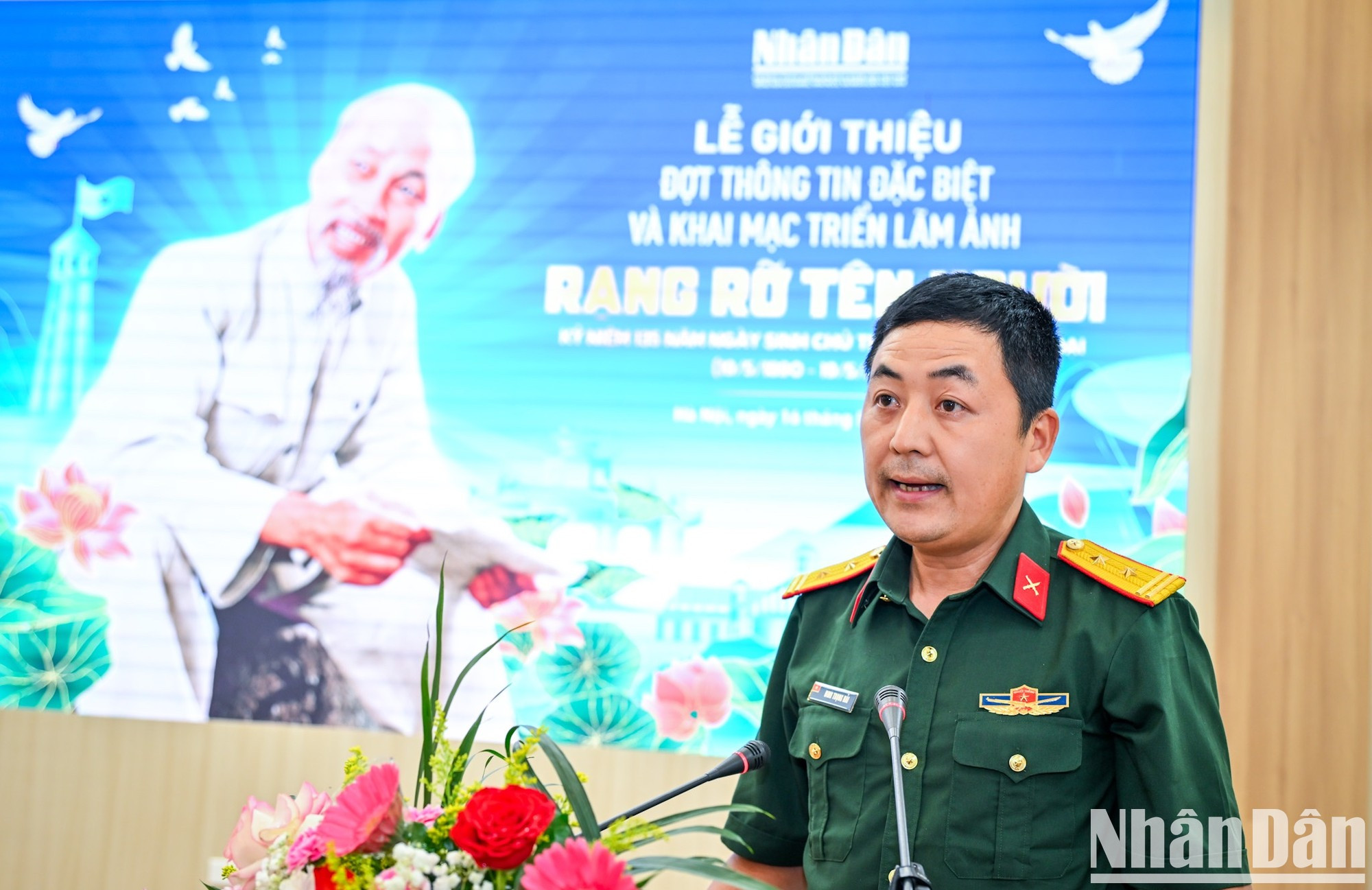 Dinh Trong Hai, jefe de la Redacción de Fotografía del periódico Quan doi Nhan dan (Ejército Popular), habla en el acto.