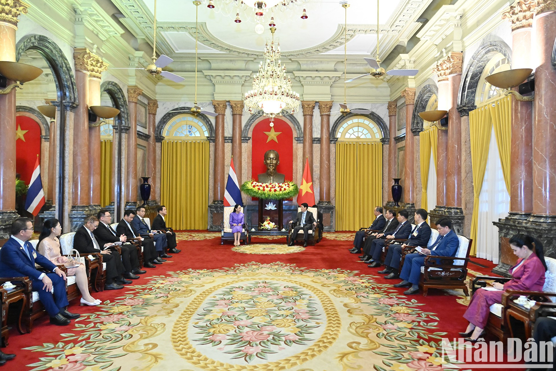 Escena de la reunión. Escena de la reunión.