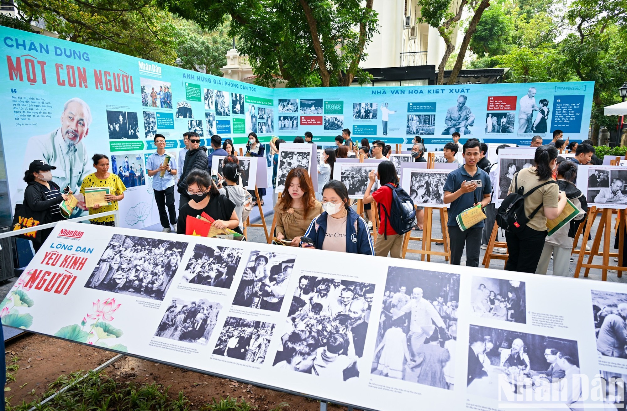 La muestra atrae a una gran cantidad de visitantes en el primer día de apertura.