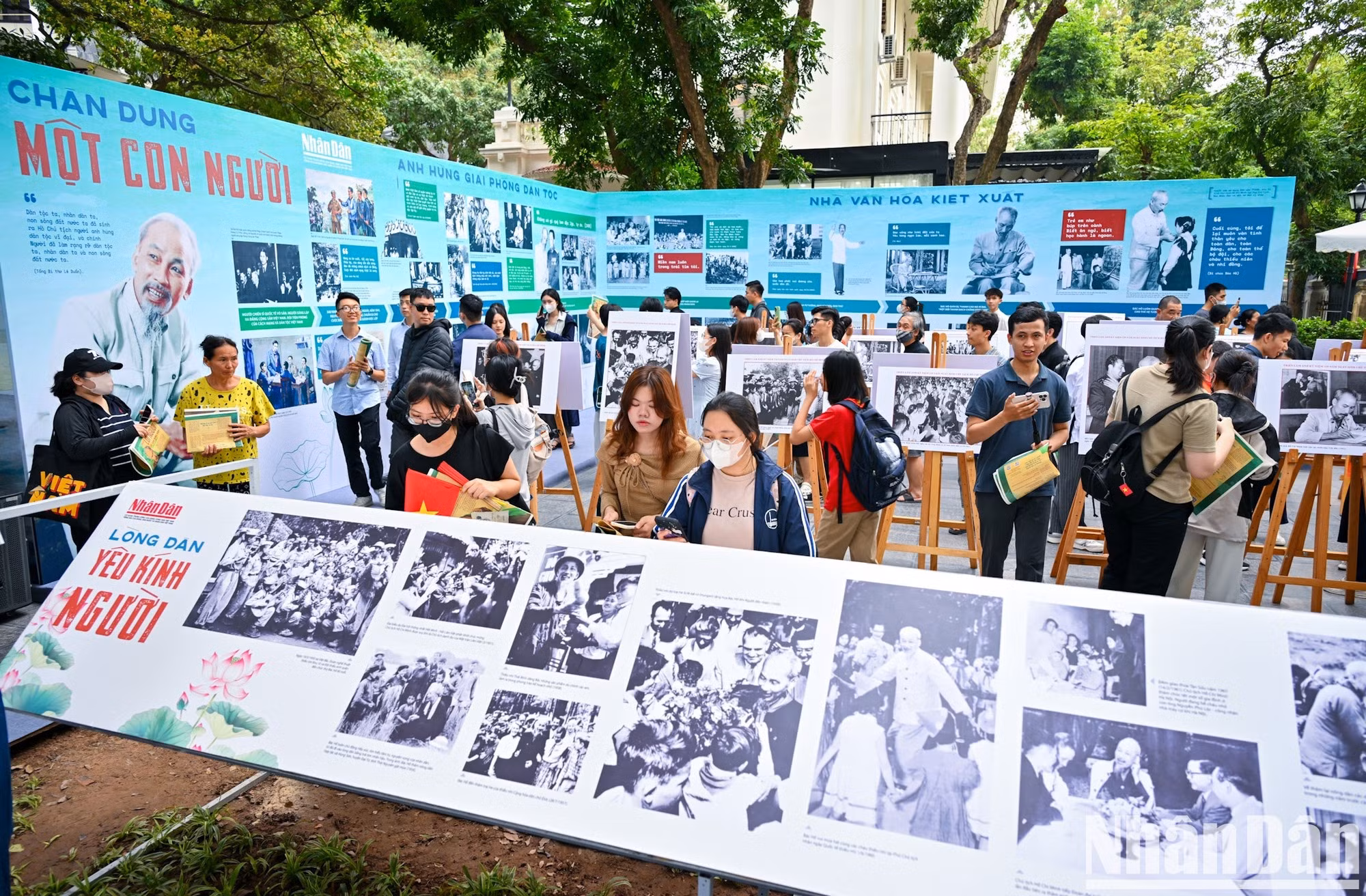 La muestra atrae a una gran cantidad de visitantes en el primer día de apertura.