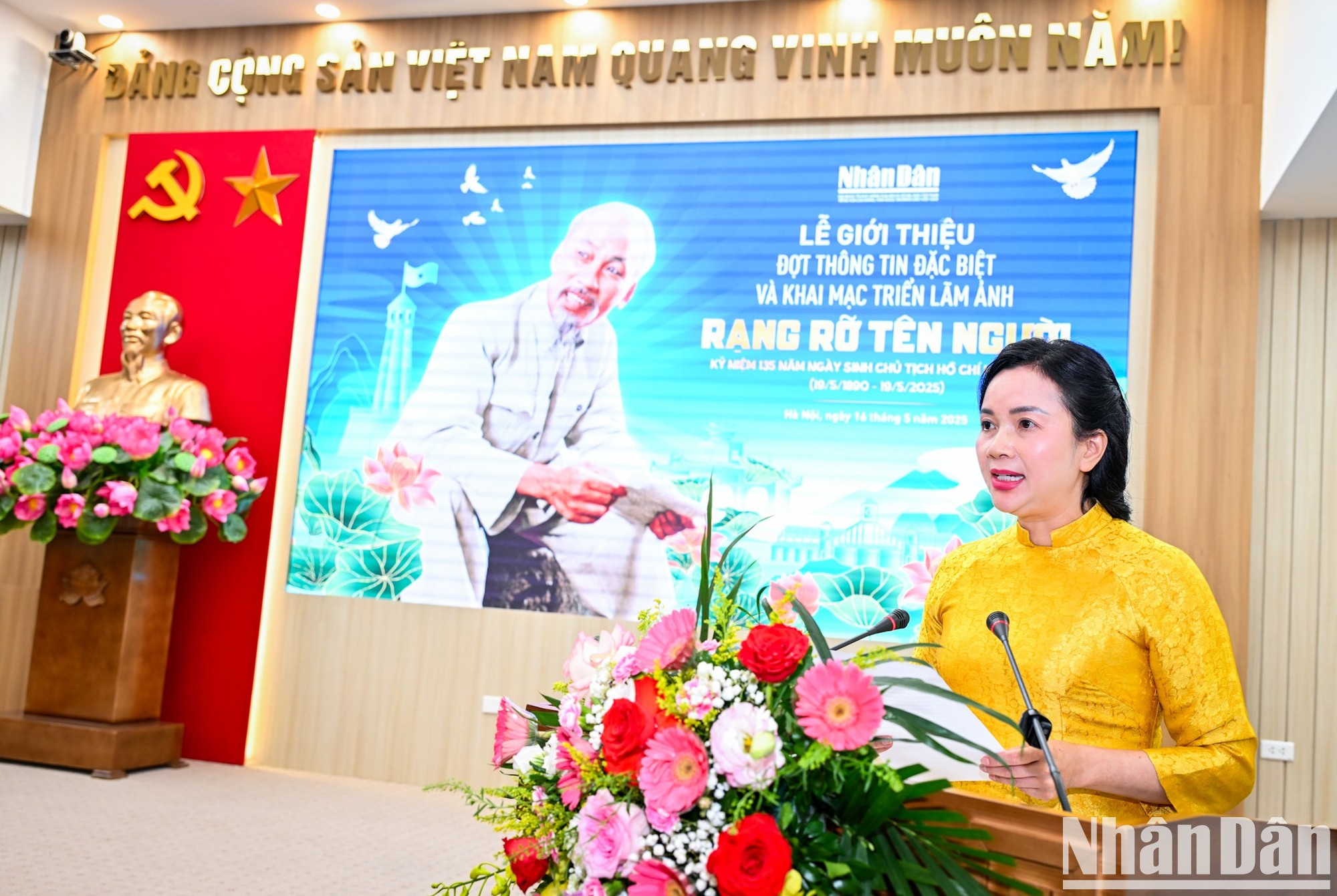 Le Thi Phuong, directora de la Zona de Reliquias del Presidente Ho Chi Minh, ubicada en el Palacio Presidencial, interviene en la cita.