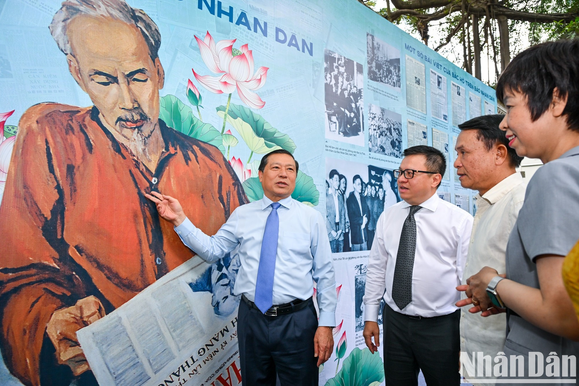 Los delegados visitan la muestra.
