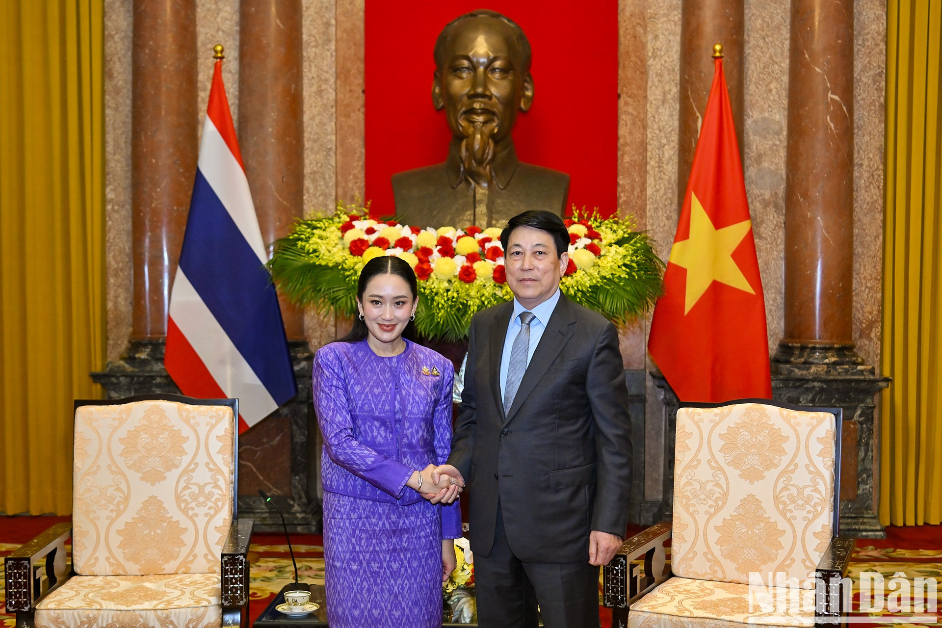 El presidente de Vietnam, Luong Cuong, recibe a la primera ministra de Tailandia, Paetongtarn Shinawatra. El presidente de Vietnam, Luong Cuong, recibe a la primera ministra de Tailandia, Paetongtarn Shinawatra.