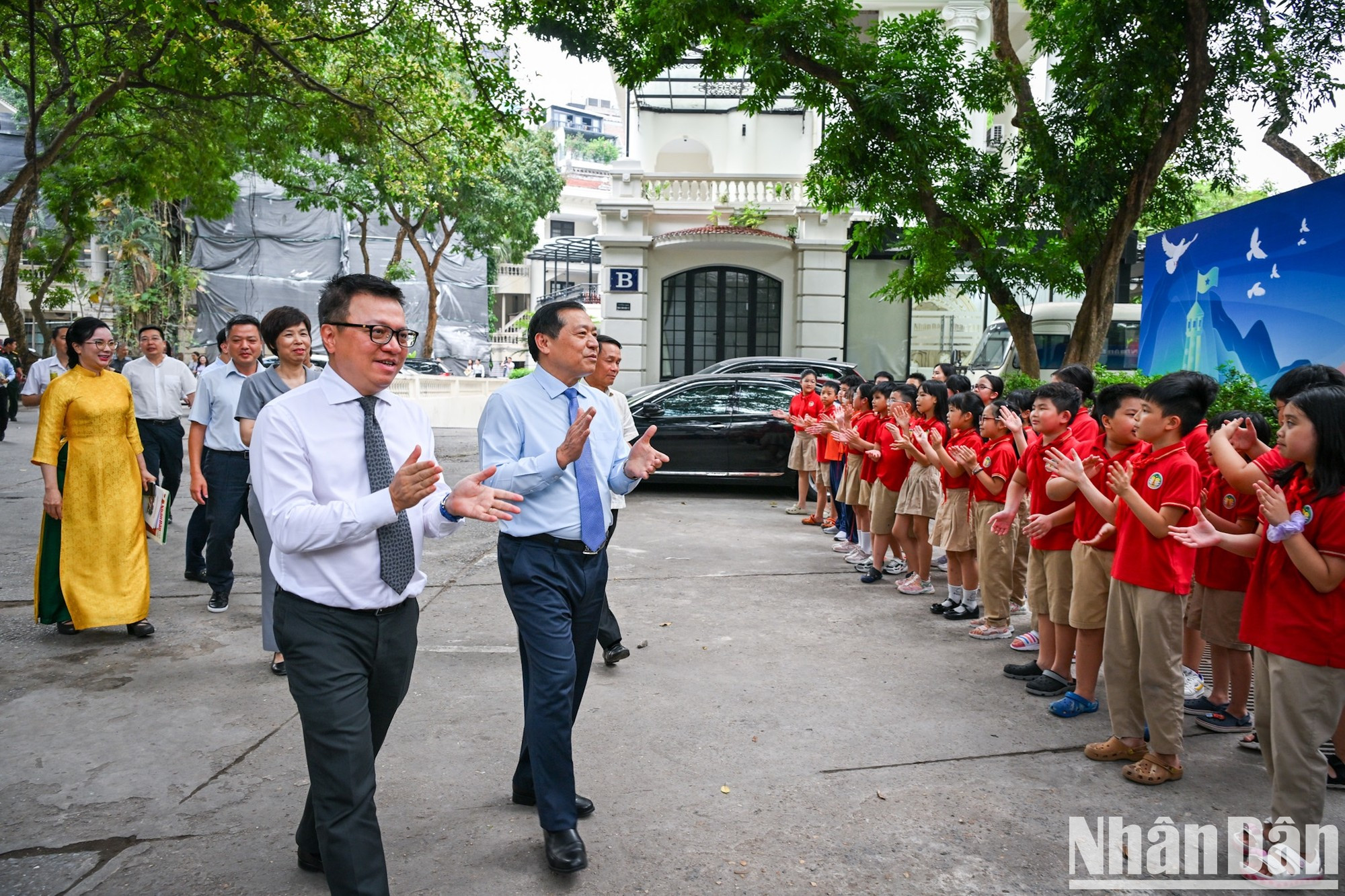La exposición atrae a numerosos alumnos de primaria de Hanói.