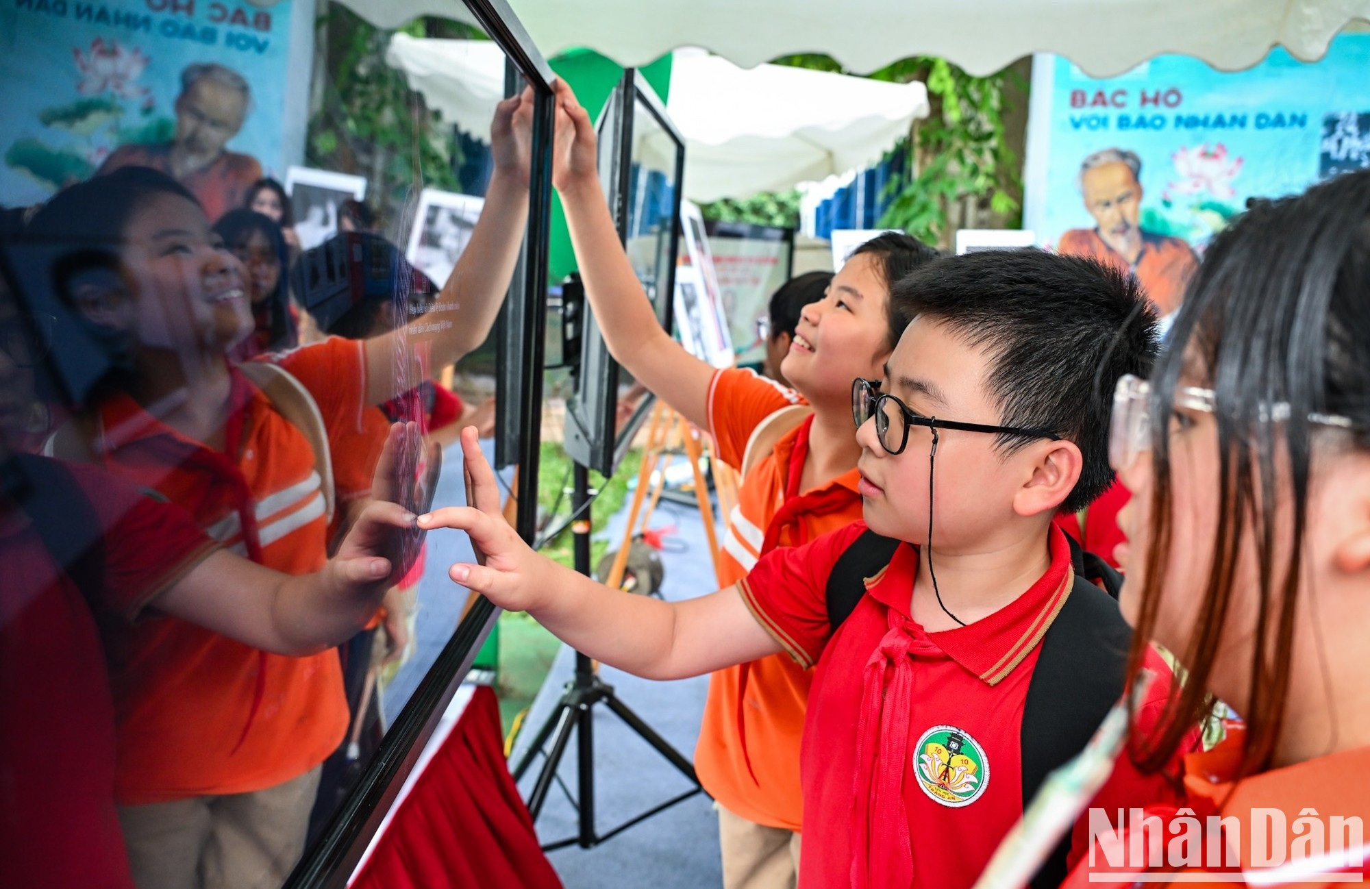 Los alumnos experimentan con la tecnología y exploran documentos sobre el Presidente Ho Chi Minh.