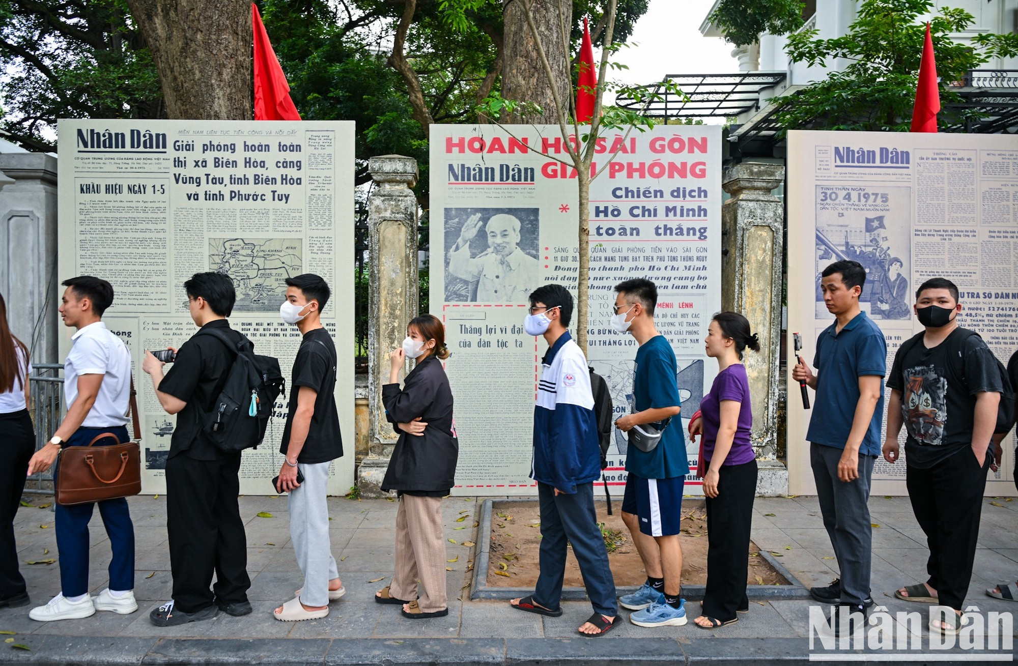 La gente hace cola para recibir la edición número 1890 de la publicación Nhan Dan Fin de Semana.