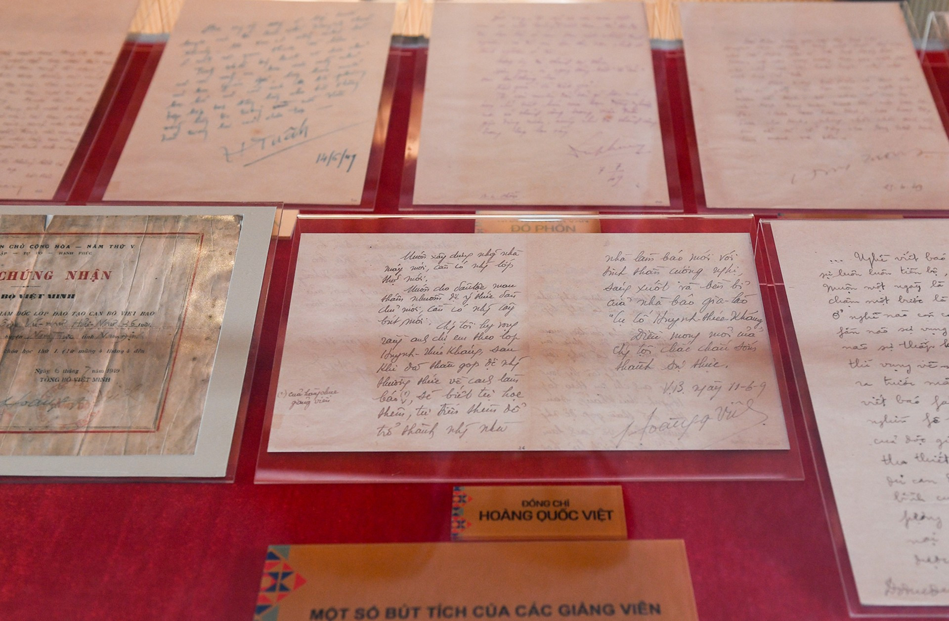 Además del sistema gráfico del espacio de exhibición en las paredes, el Museo de la Prensa de Vietnam dispone de vitrinas donde se muestran autógrafos de profesores de la escuela como Vo Nguyen Giap, Hoang Quoc Viet, To Huu, Do Duc Duc, Quang Dam, Nguyen Thanh Le, Ha Xuan Truong, Nguyen Van Hai, Tu Giay y Do Phon, entre otros Además del sistema gráfico del espacio de exhibición en las paredes, el Museo de la Prensa de Vietnam dispone de vitrinas donde se muestran autógrafos de profesores de la escuela como Vo Nguyen Giap, Hoang Quoc Viet, To Huu, Do Duc Duc, Quang Dam, Nguyen Thanh Le, Ha Xuan Truong, Nguyen Van Hai, Tu Giay y Do Phon, entre otros