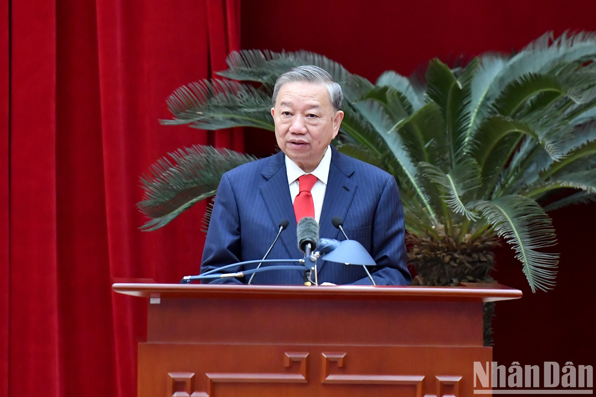 El secretario general del PCV, To Lam, interviene en la cita.