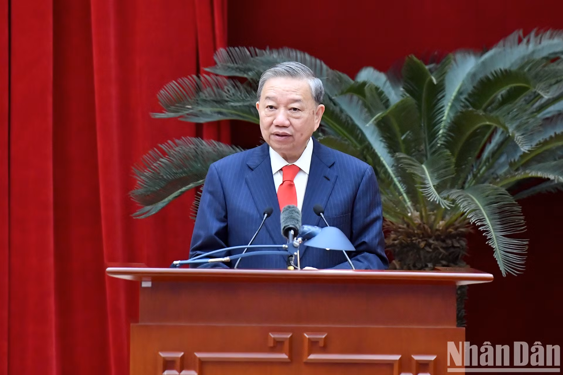 El secretario general del PCV, To Lam, interviene en la cita.