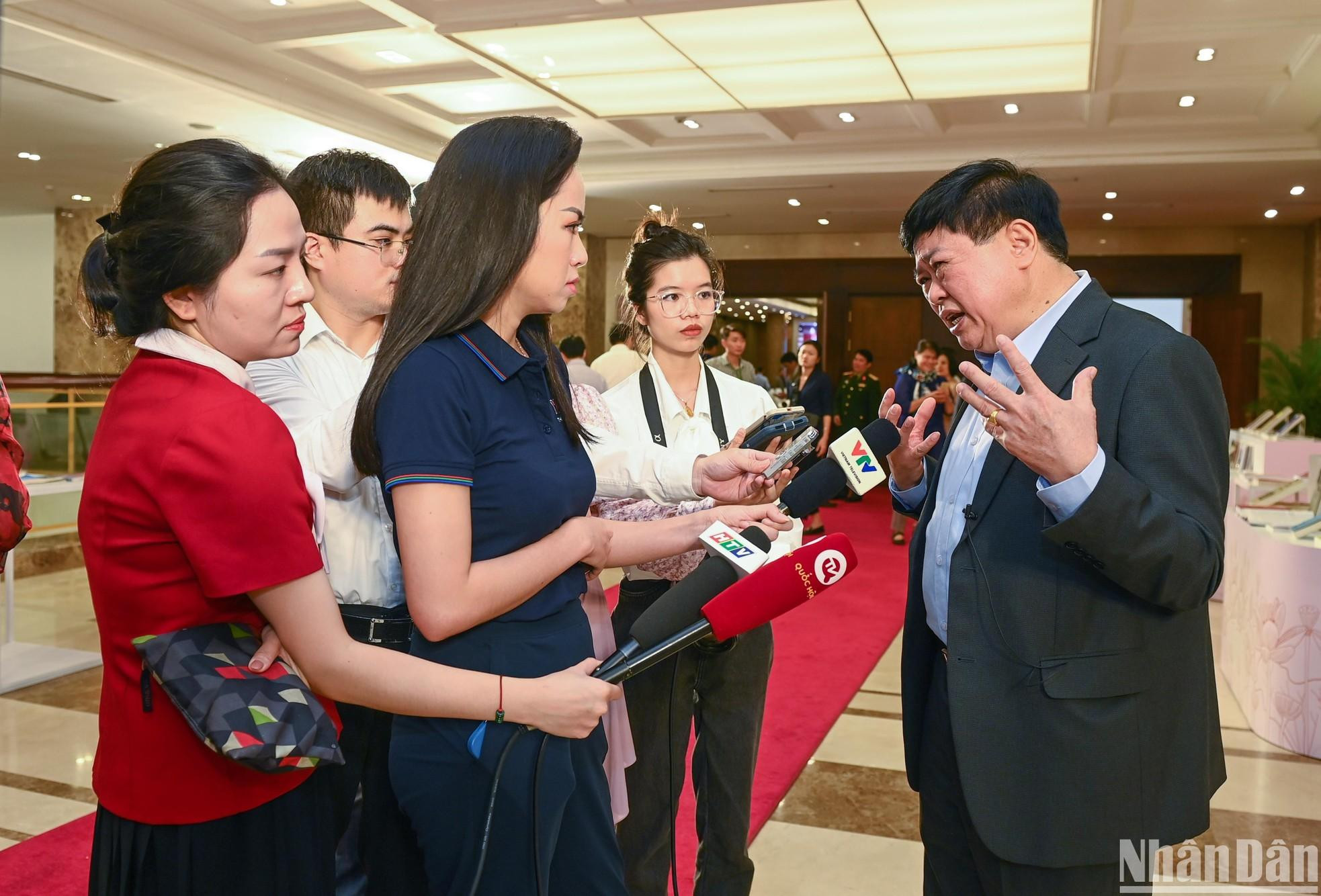 Nguyen The Ky, exmiembro del Comité Central del PCV del XIII mandato, actual presidente del Consejo Central de Teoría y Crítica de Literatura y Artes del Comité Central del PCV, concede una entrevista a los medios de prensa sobre los temas debatidos en el seminario. Nguyen The Ky, exmiembro del Comité Central del PCV del XIII mandato, actual presidente del Consejo Central de Teoría y Crítica de Literatura y Artes del Comité Central del PCV, concede una entrevista a los medios de prensa sobre los temas debatidos en el seminario.
