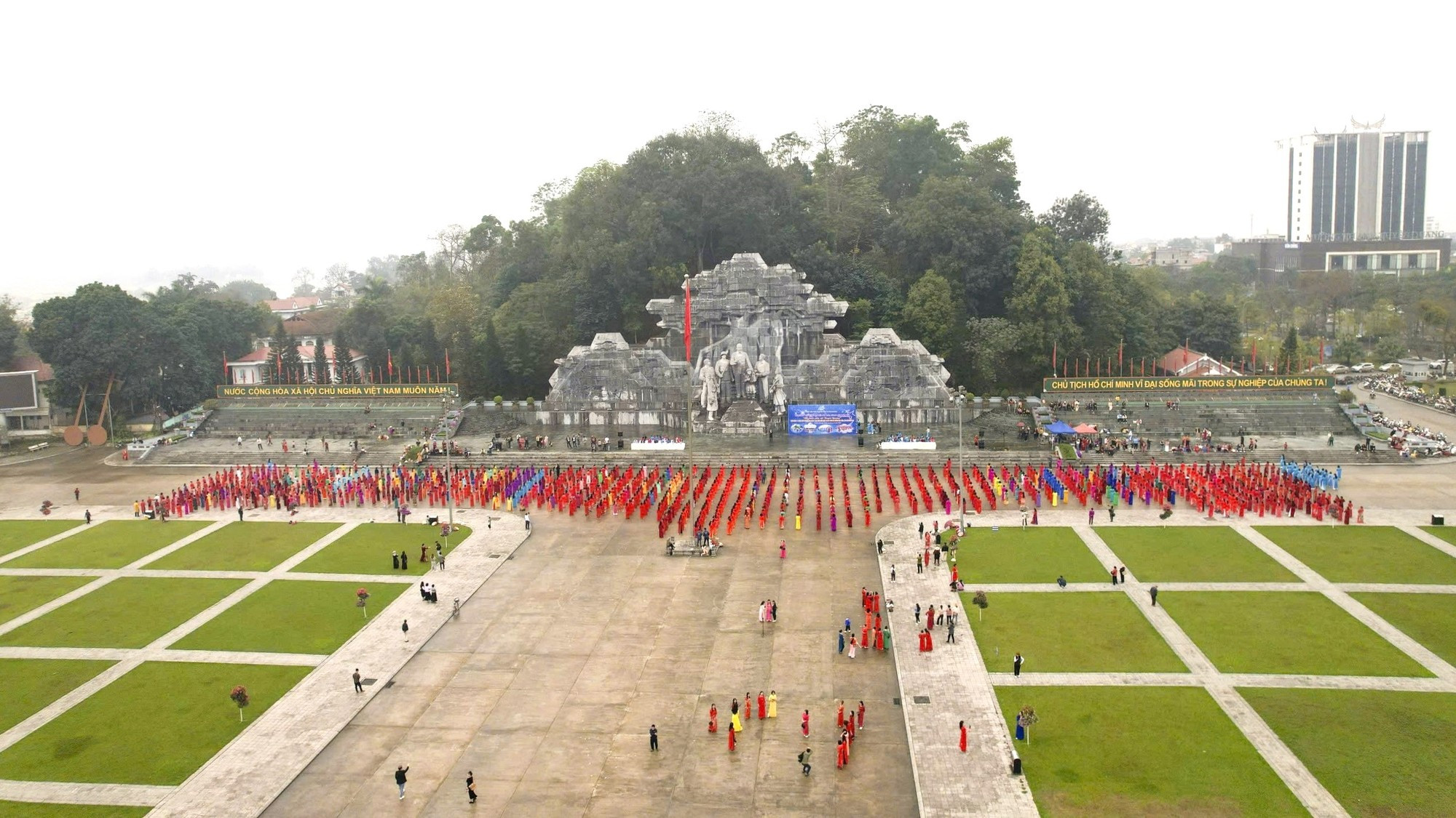 Panorama de la Plaza Nguyen Tat Thanh, en ciudad de Tuyen Quang.