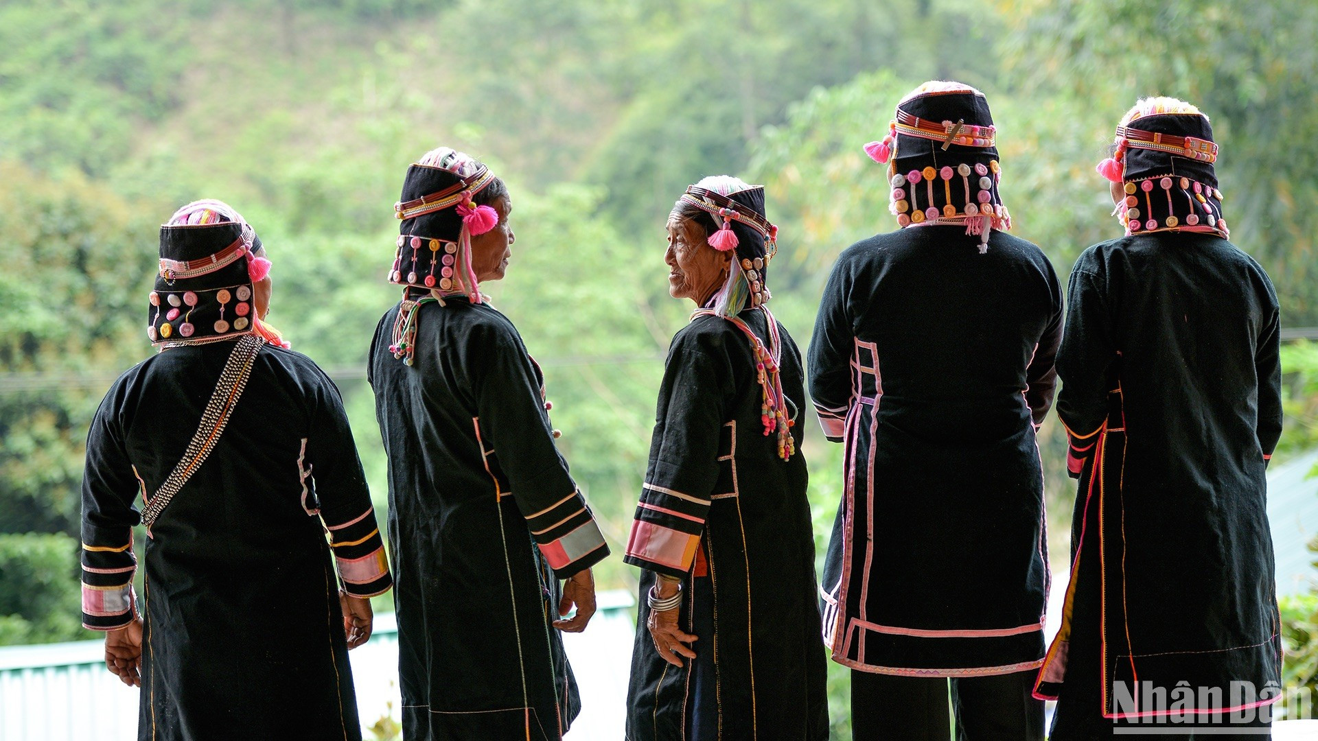 Es necesario abrir cursos de formación sobre técnicas para preservar los trajes tradicionales de Ha Nhi.