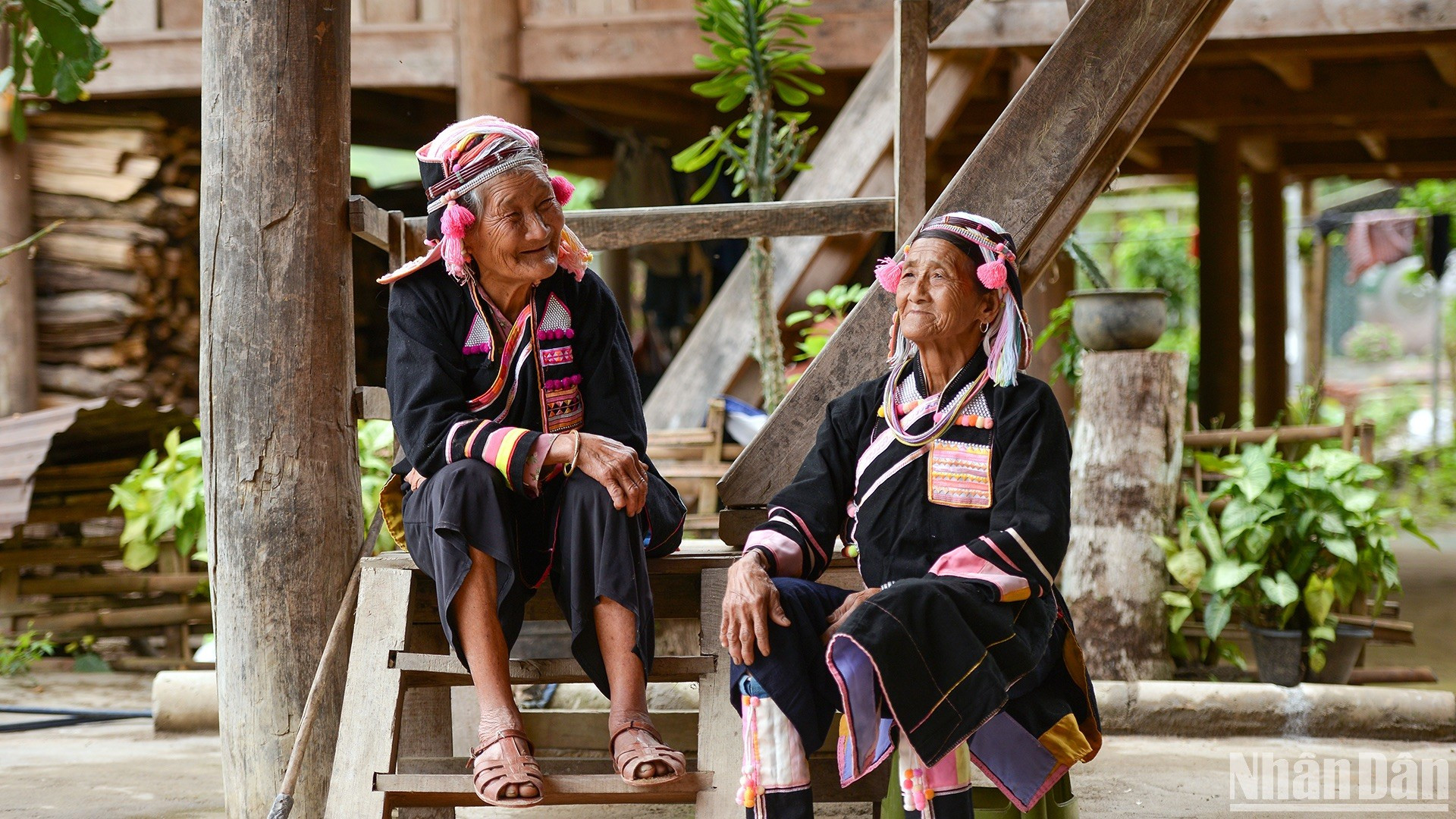 Los trajes tradicionales de las mujeres Ha Nhi en Pa Pang se caracterizan por sus propios rasgos distintivos.
