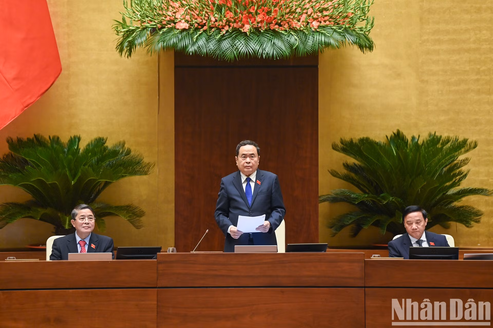 El presidente de la Asamblea Nacional vietnamita, Tran Thanh Man, preside la ceremonia de toma de posesión del presidente Luong Cuong.