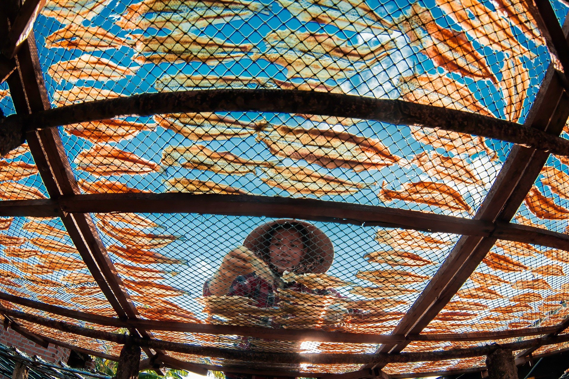 Los pescadores realizan meticulosamente el proceso de secado.