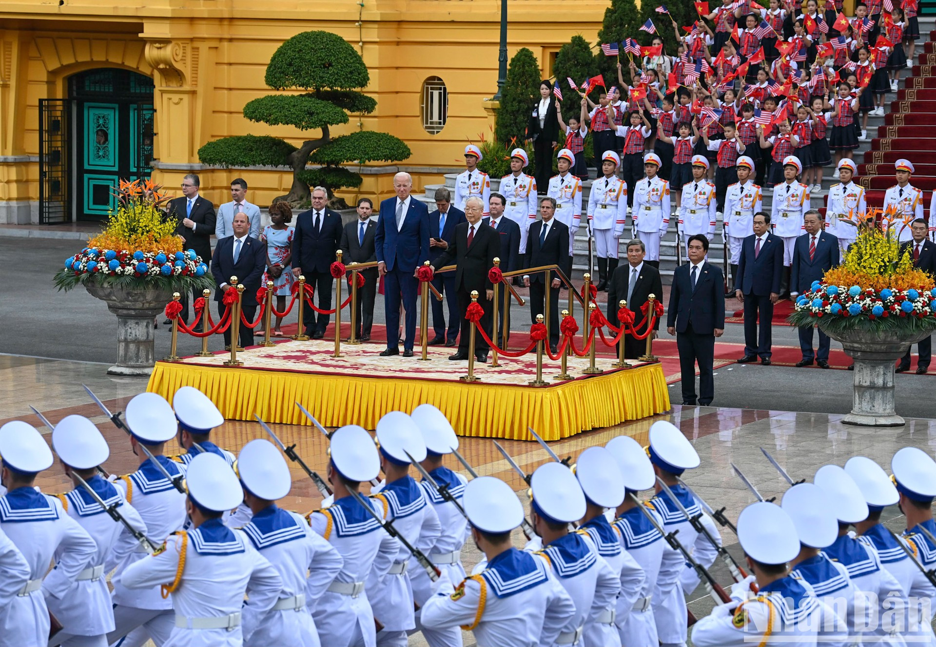 Los dos dirigentes revisan la guardia de honor del Ejército Popular de Vietnam.