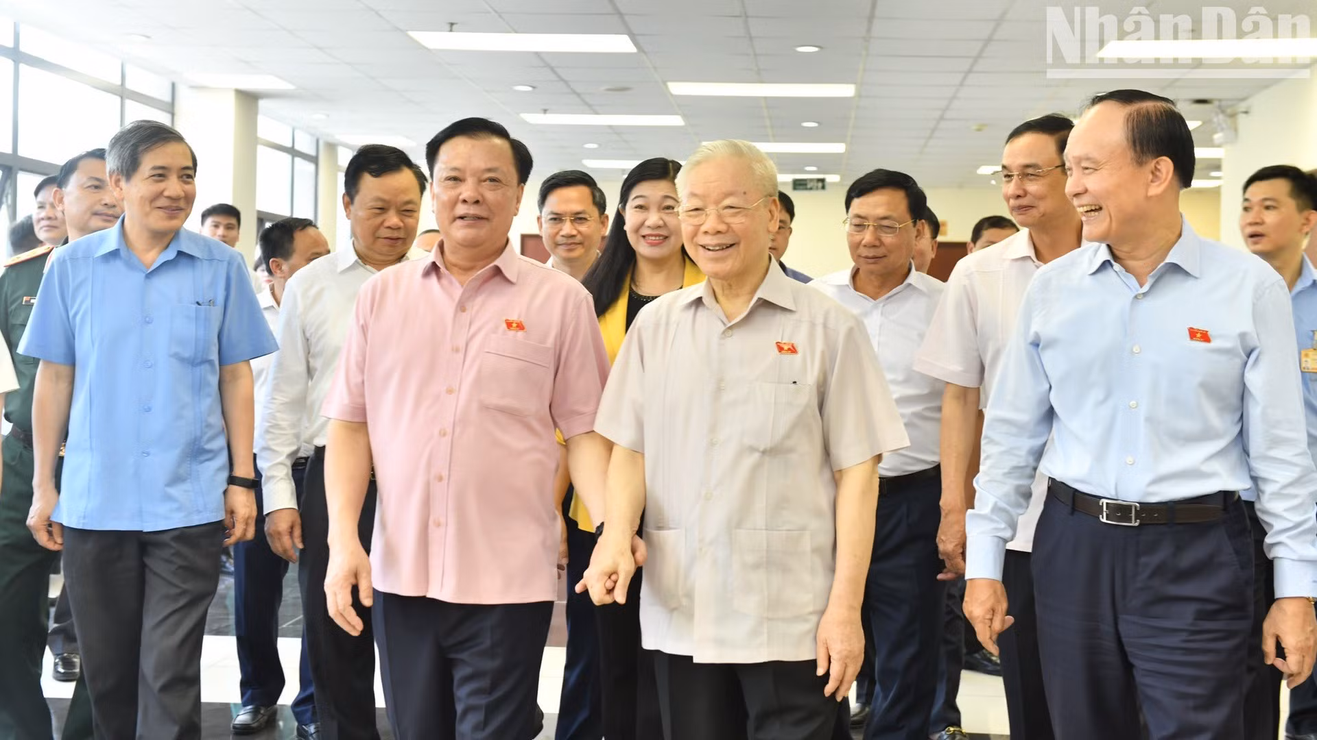 El secretario general del PCV y otros participantes en la reunión. El secretario general del PCV y otros participantes en la reunión.