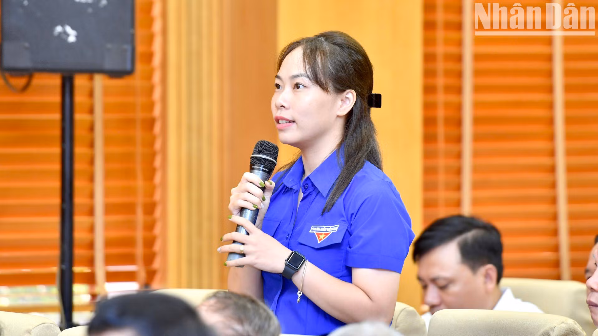 Una votante del distrito de Hai Ba Trung hace recomendaciones a los diputados. Una votante del distrito de Hai Ba Trung hace recomendaciones a los diputados.