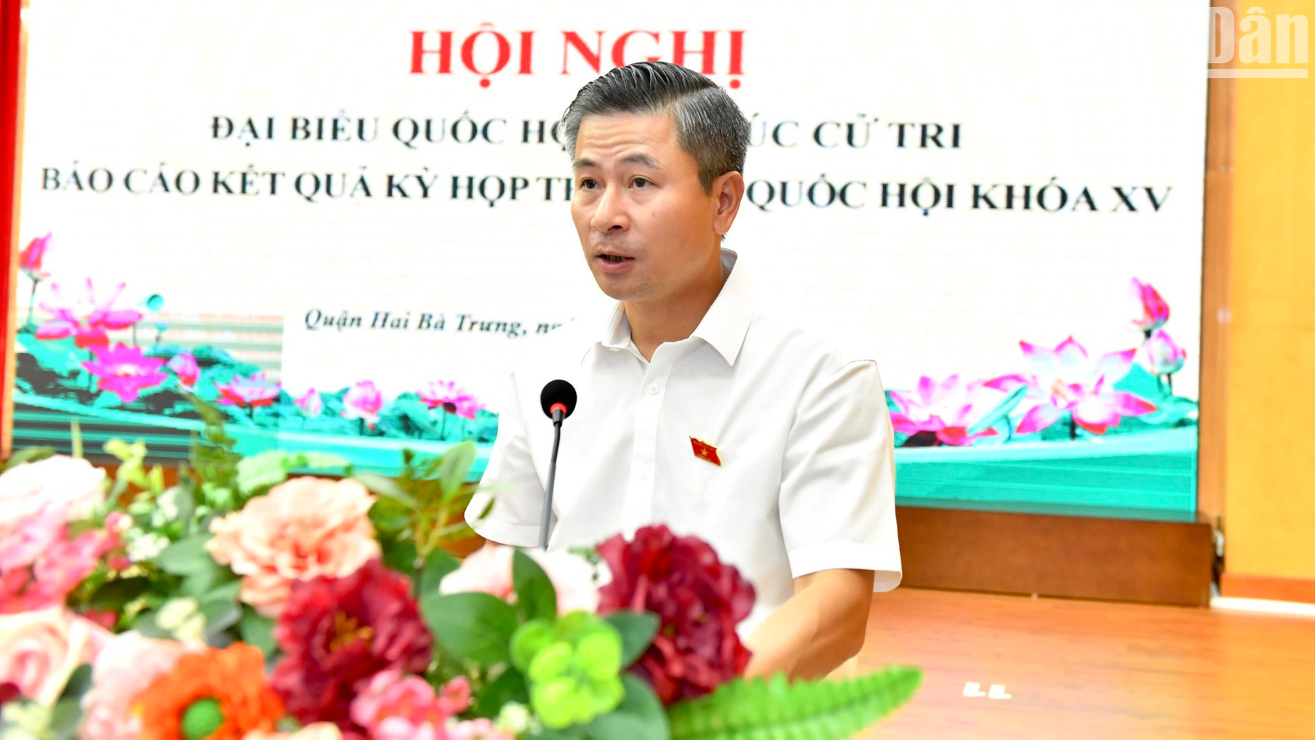 El diputado Nguyen Phi Thuong lee un informe de respuesta a opiniones aportadas por los votantes. El diputado Nguyen Phi Thuong lee un informe de respuesta a opiniones aportadas por los votantes.